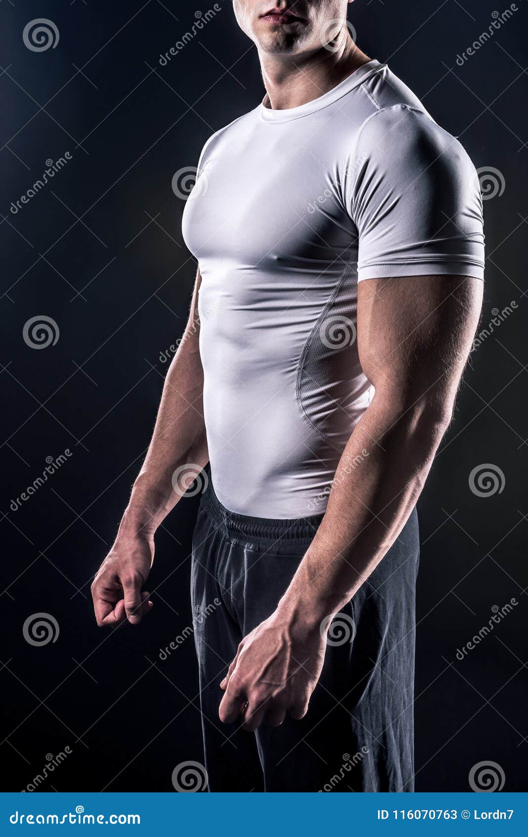 Schoner Mannlicher Junger Bodybuilder Im Weissen Hemd Stockbild Bild Von Hemd Athlet 116070763