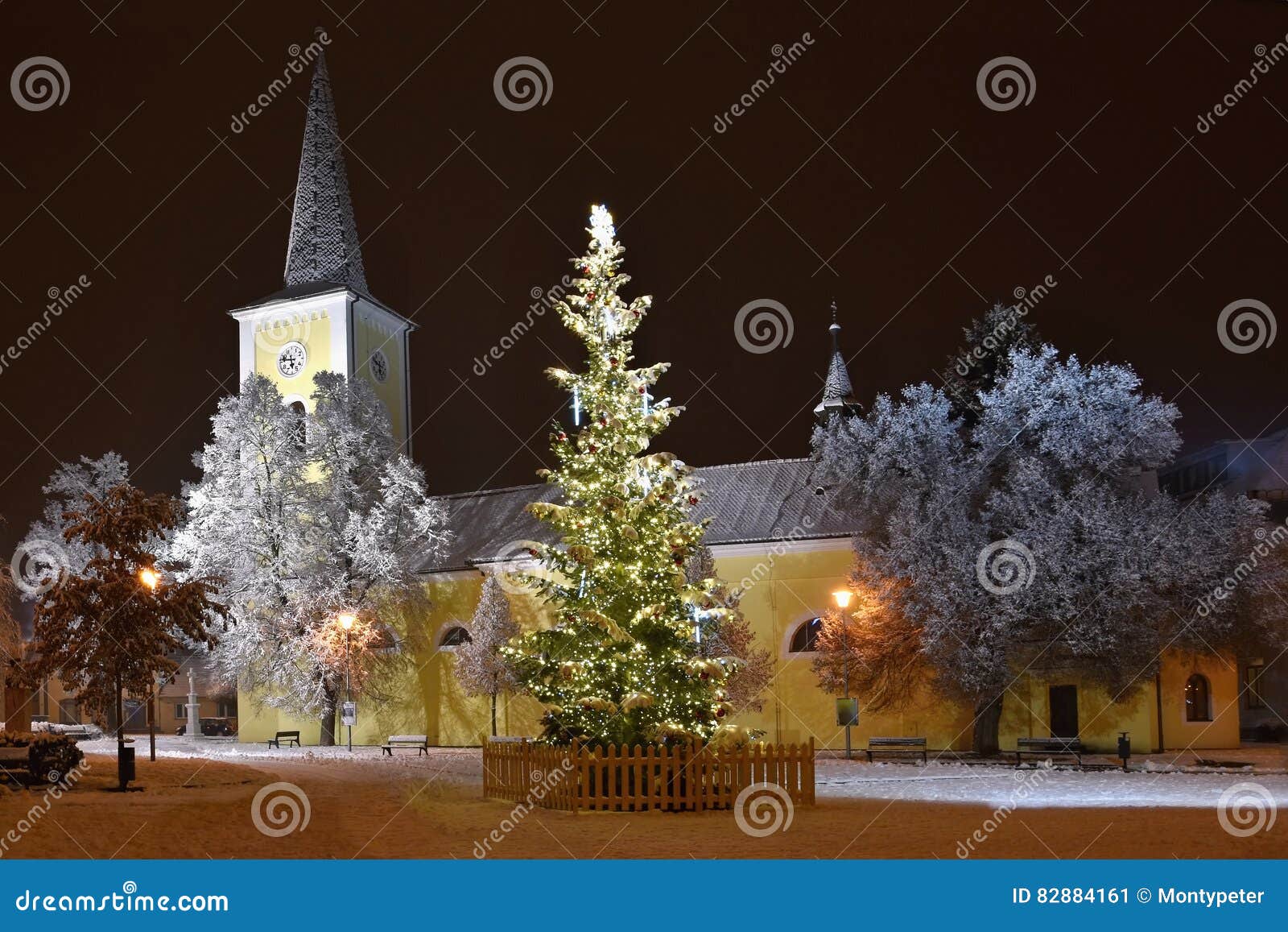 Schoner Nachtwinterfoto Weihnachtsbaum Mit Kirche Und Schnee Stockbild Bild Von Vorabend Belichtet 4161