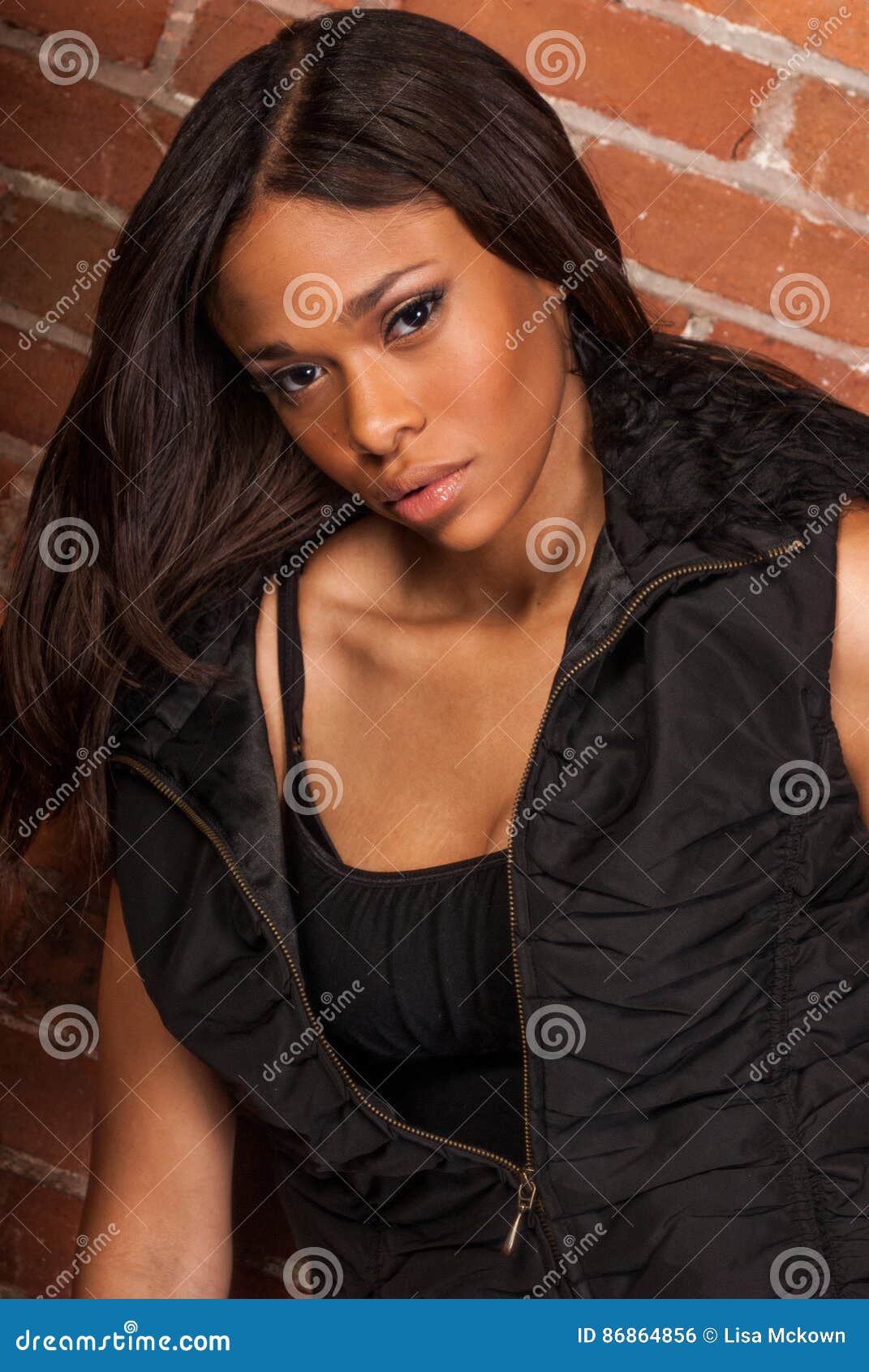 Schöner Sexy Afroamerikaner-schwarze Frau, Die Zufälliges Schwarzes Trägt  Stockfoto - Bild von gefühl, mode: 86864856