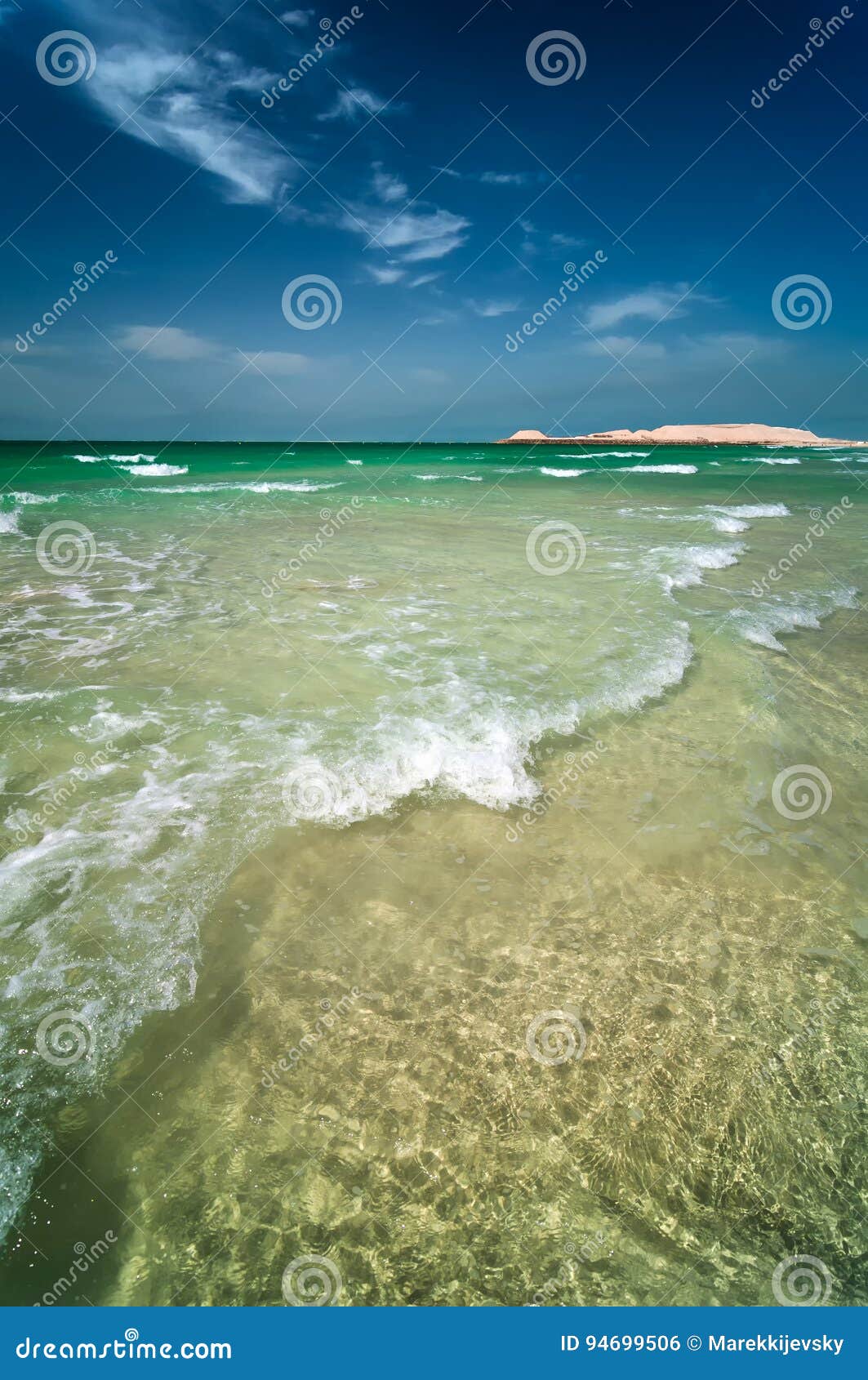 Schoner Sonniger Jumeirah Strand In Dubai Mit Haarscharfem Meer Dubai Vereinigte Arabische Emirate Stockfoto Bild Von Blau Hintergrund