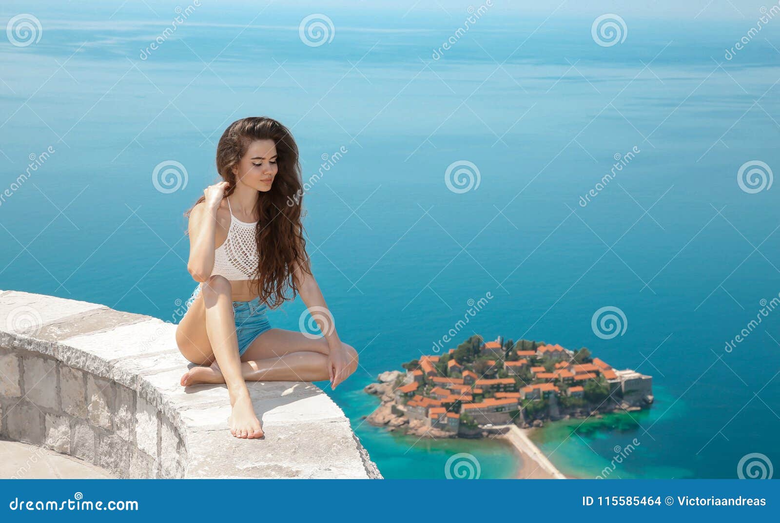 Schoner Tourist Entspannen Sich Uber Insel Sveti Stefan In Budva Montenegro Sexy Brunettereisendmadchen Das Adriatisches Meer Stockfoto Bild Von Attraktiv Strand 115585464