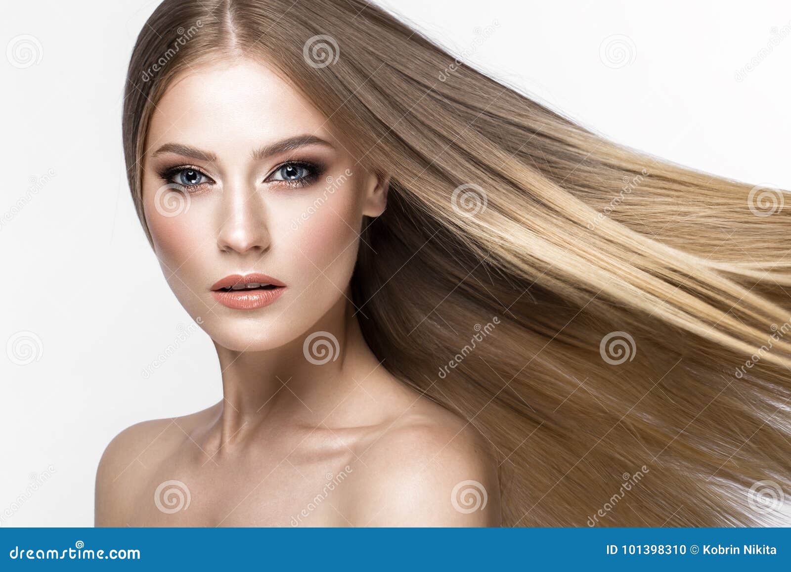 Schones Blondes Madchen Mit Einem Tadellos Glatten Haar Und Klassisches Make Up Schones Lachelndes Madchen Stockfoto Bild Von Lachelndes Madchen 101398310