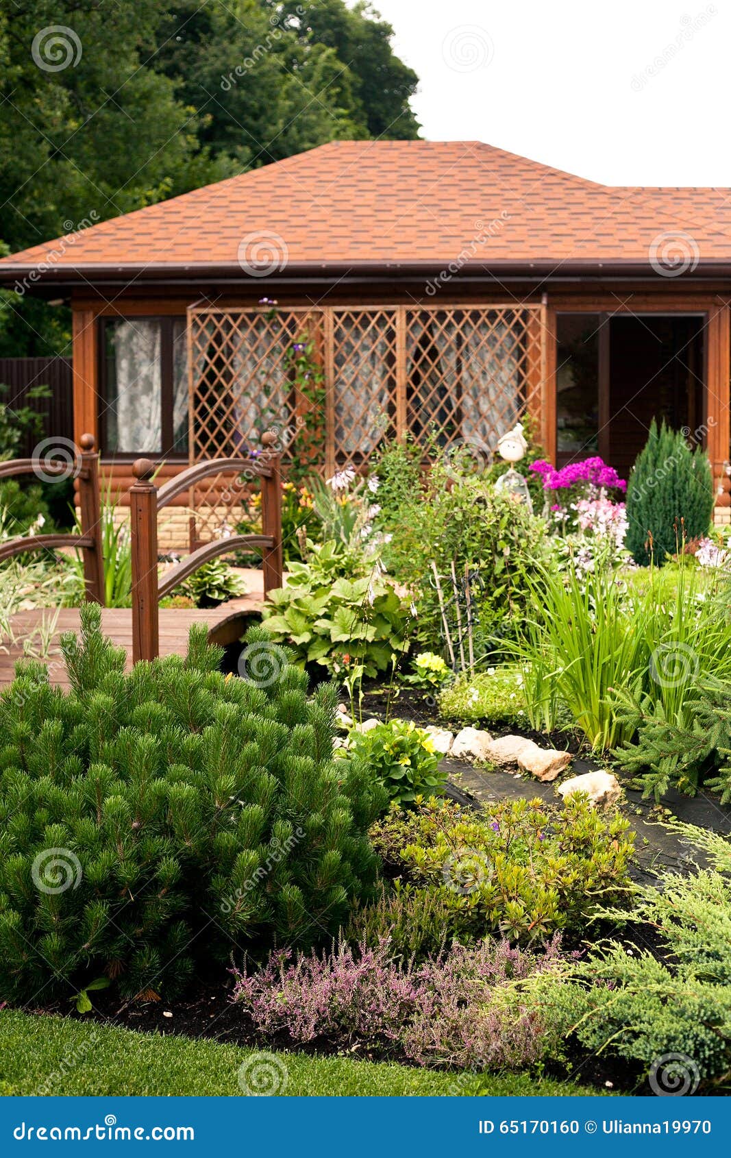 Schones Gartenhaus Stockfoto Bild Von Flowerbed Rasen 65170160