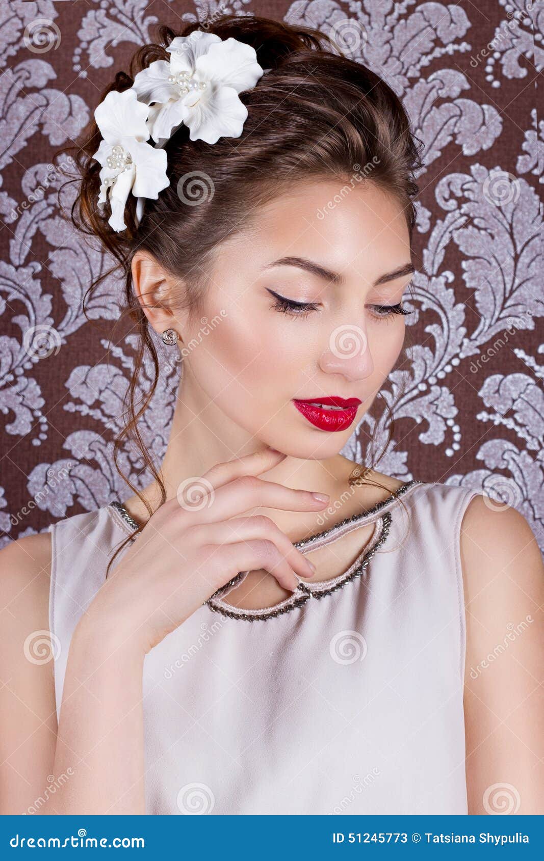 Schones Junges Elegantes Madchen Mit Hellem Make Up Mit Den Roten Lippen Mit Einer Schonen Hochzeitsfrisur Fur Die Braut Mit Weiss Stockbild Bild Von Roten Weiss