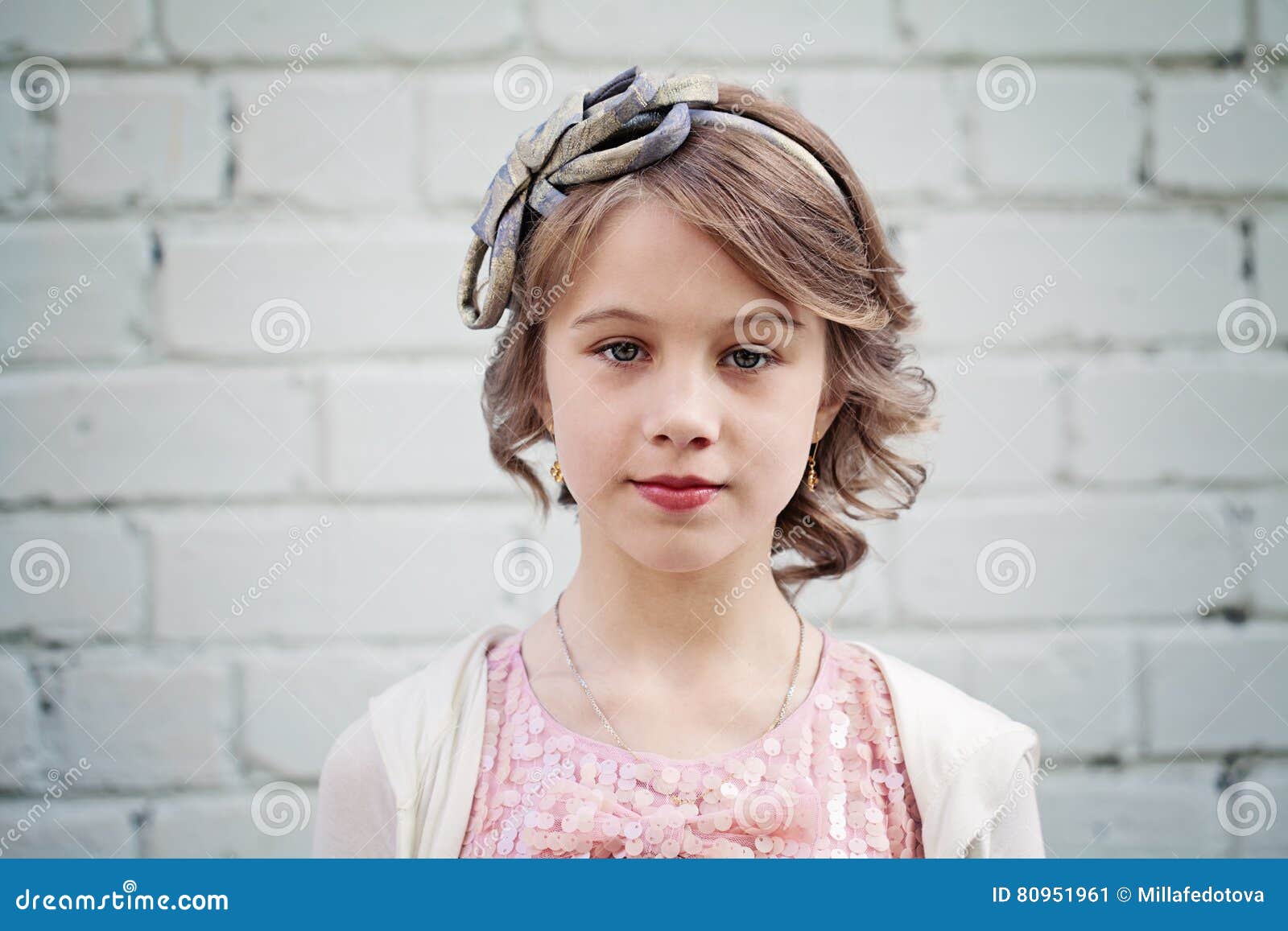 Schones Junges Madchen Mit Dem Blonden Haar Abschlussball Haar Stockbild Bild Von Frau Baumuster