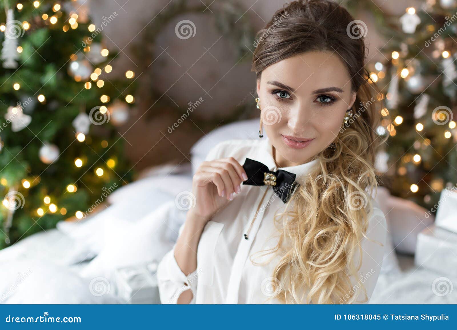 Schones Lachelndes Madchen In Der Abendkleidung Nahe Dem Baum Des Neuen Jahres Und Mit Geschenken Festliche Frisur Und Make Up Stockbild Bild Von Madchen Abendkleidung