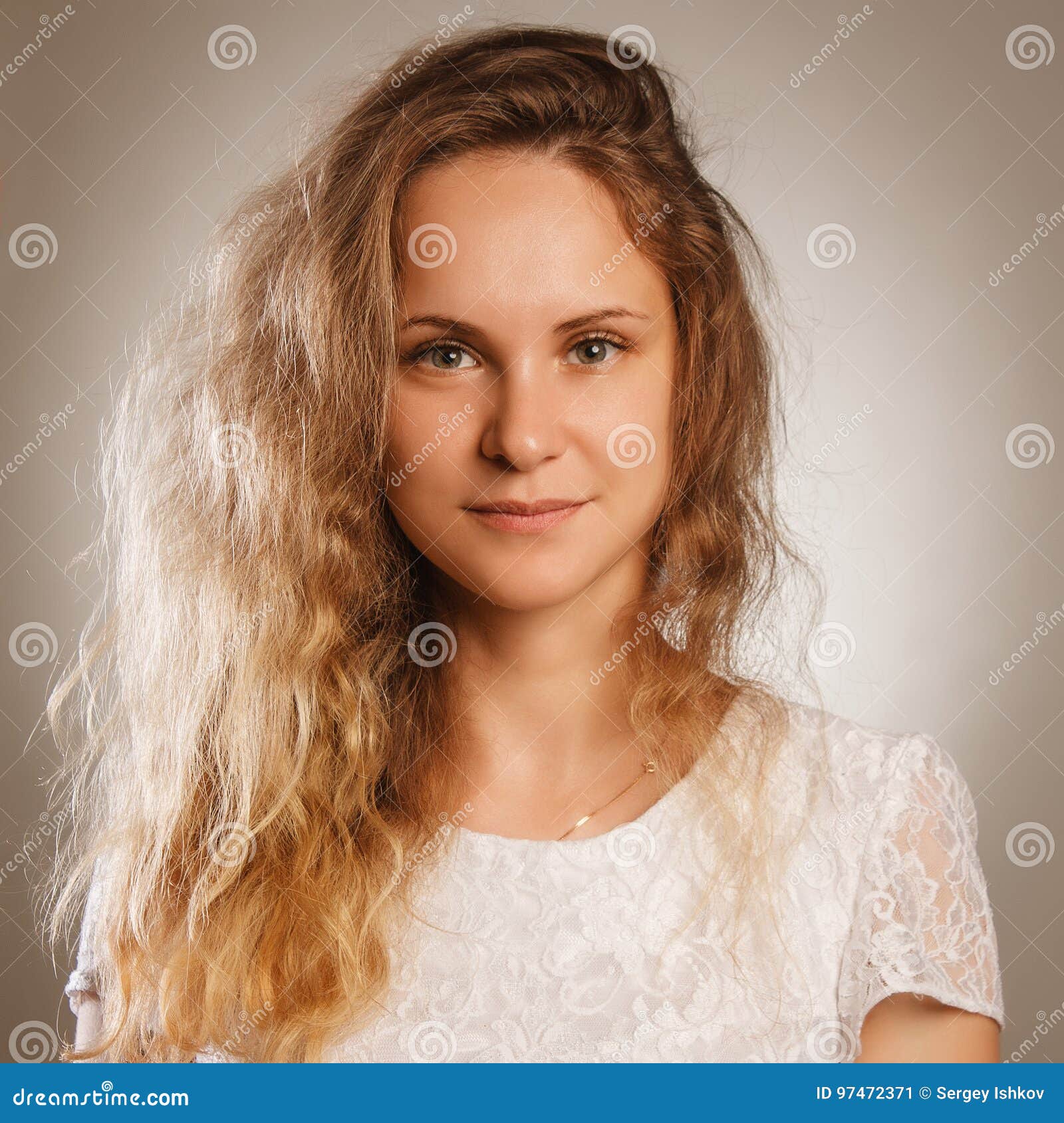 Schones Madchen Mit Perfekter Haut Dem Blonden Haar Und Den Blauen Augen Auf Einem Hellen Hintergrund Im Weissen Kleid Stockbild Bild Von Blonden Haar