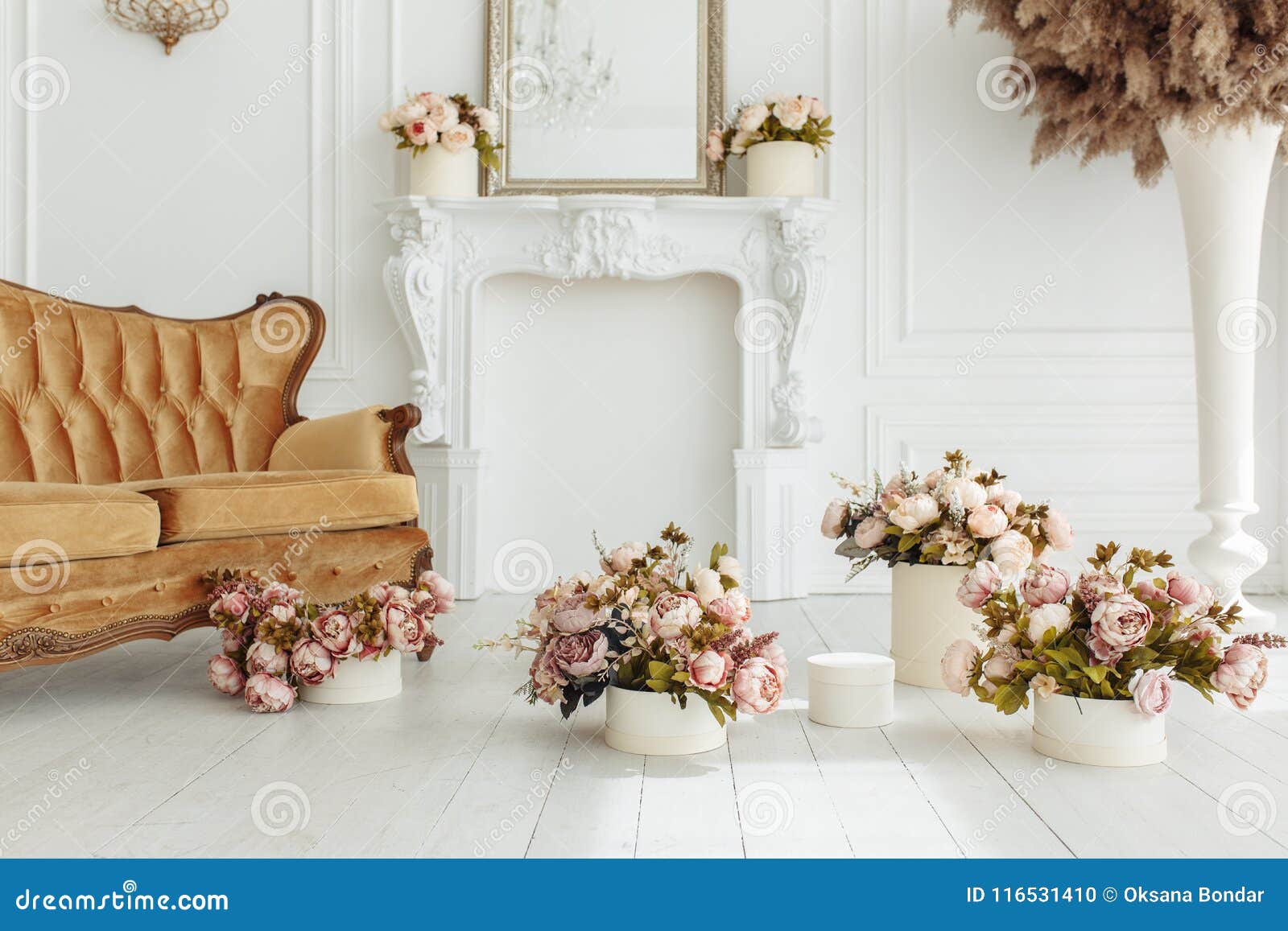 Schones Provance Wohnzimmer Mit Braunem Sofa Near Kamin Mit Blumen Und Kerzen Stockfoto Bild Von Near Provance