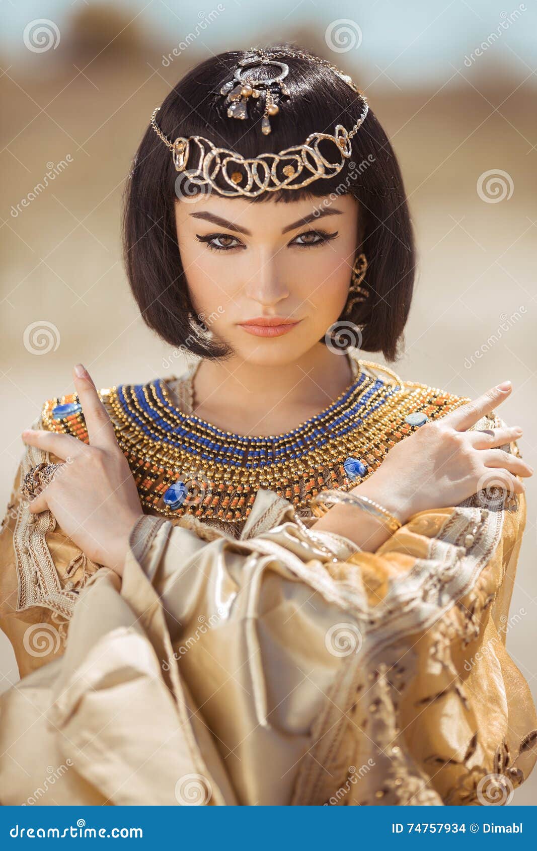 Schonheit Mit Modemake Up Und Frisur Mogen Agyptische Konigin Kleopatra Draussen Gegen Wuste Stockfoto Bild Von Konigin Agyptische