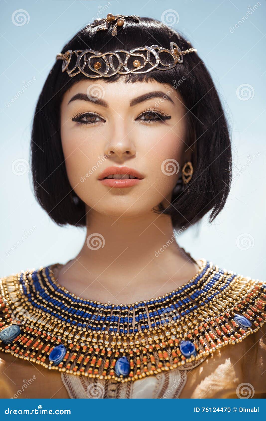 Schonheit Mit Modemake Up Und Frisur Mogen Agyptische Konigin Kleopatra Draussen Gegen Wuste Stockfoto Bild Von Wuste Modemake 76124470