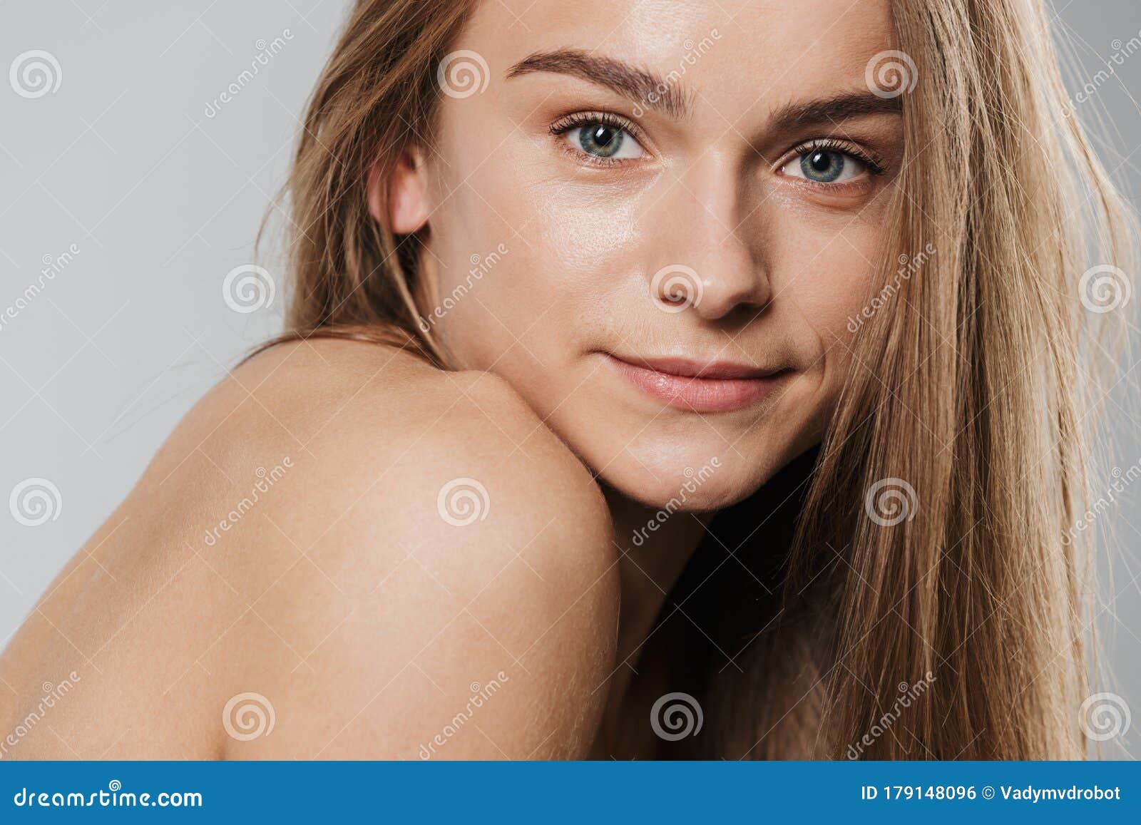 Schönheitsporträt Von Wunderschönen Jungen Blonde Halb Nackte Frau Mit  Langen Haaren Stockfoto - Bild von attraktiv, hintergrund: 179148096