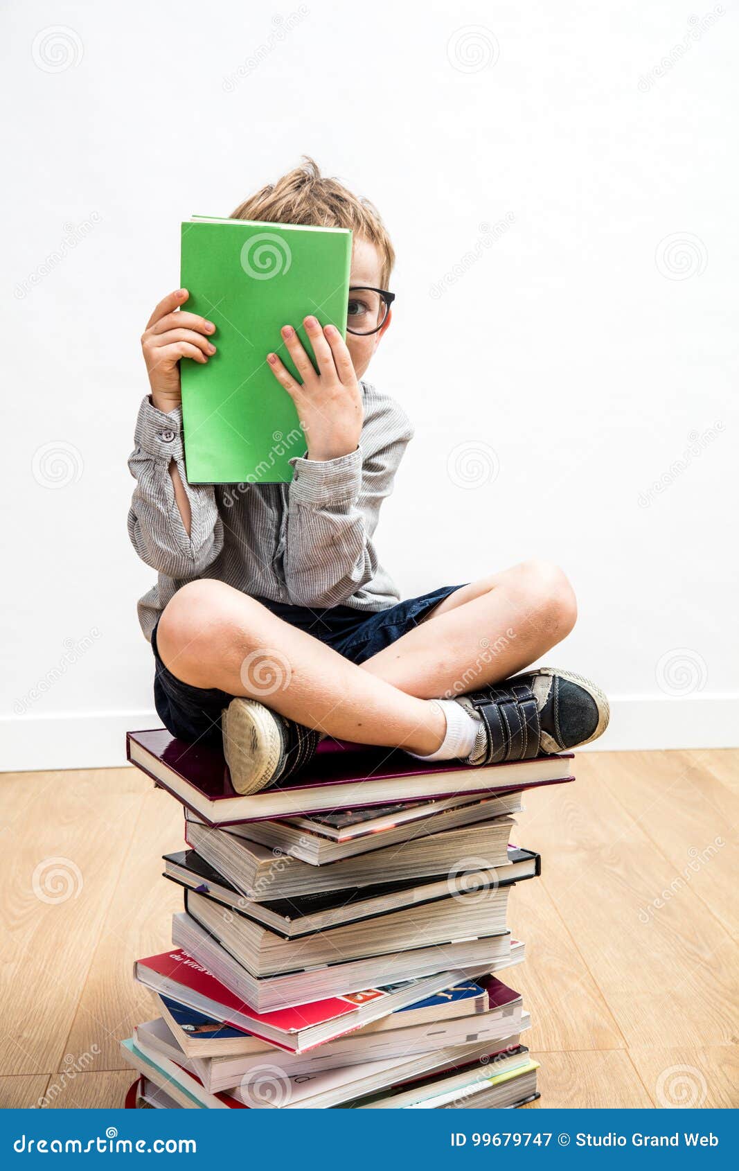 Schuchternes Bucherwurmkind Das Auf Vielen Buchern Sich Verstecken Hinter Buch Sitzt Stockbild Bild Von Sitzt Bucherwurmkind
