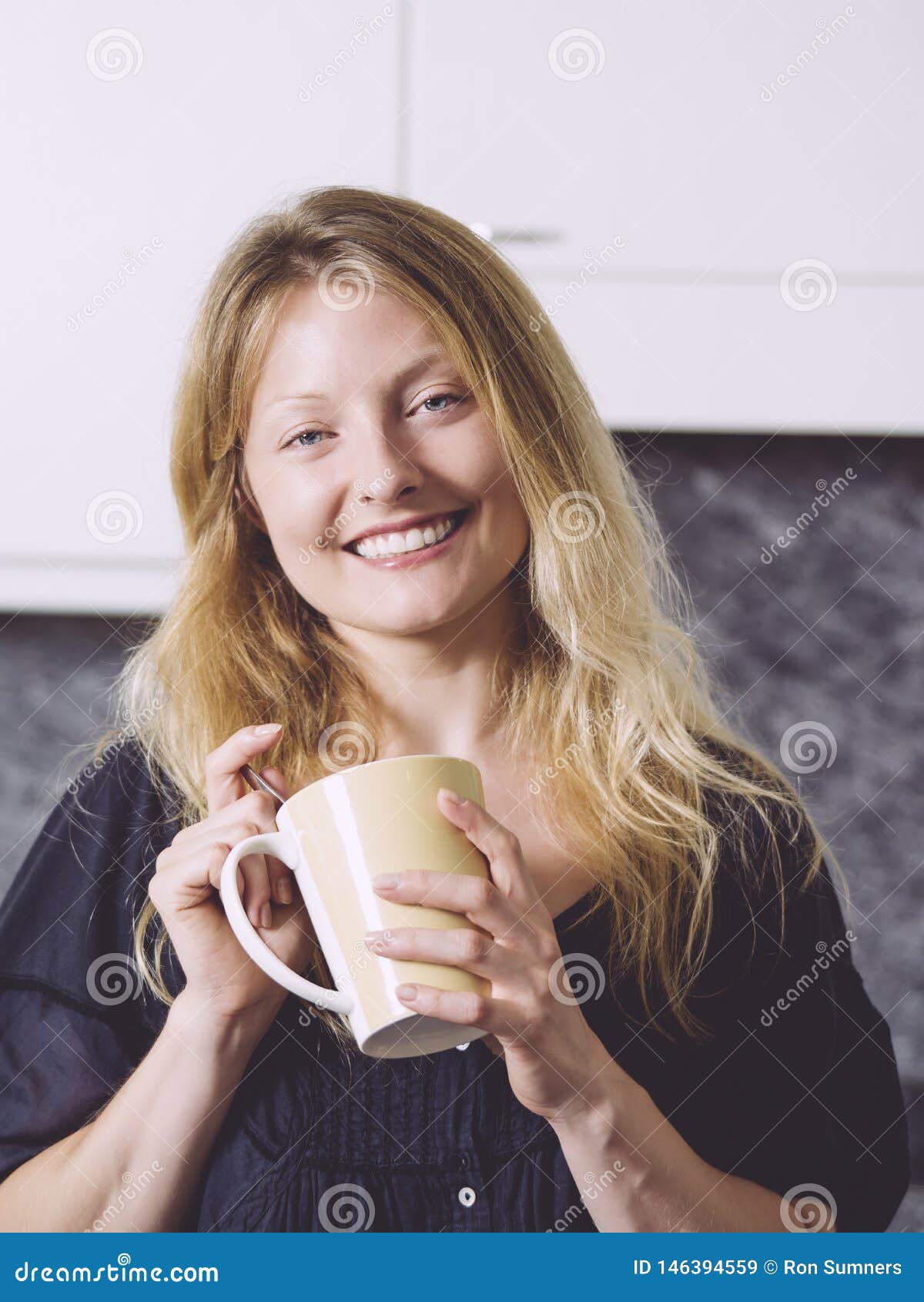 Sch nes Blondes Kaffee  In Ihrer K  che  Trinkend Stockbild 