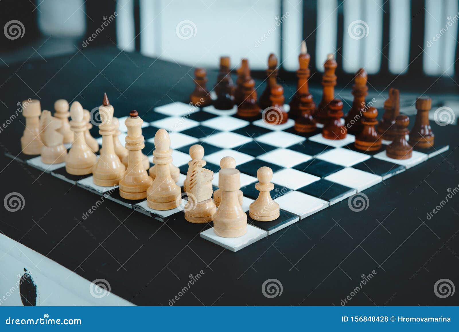 schach stück schwarz auf dem schachbrett weißen - Stockfoto