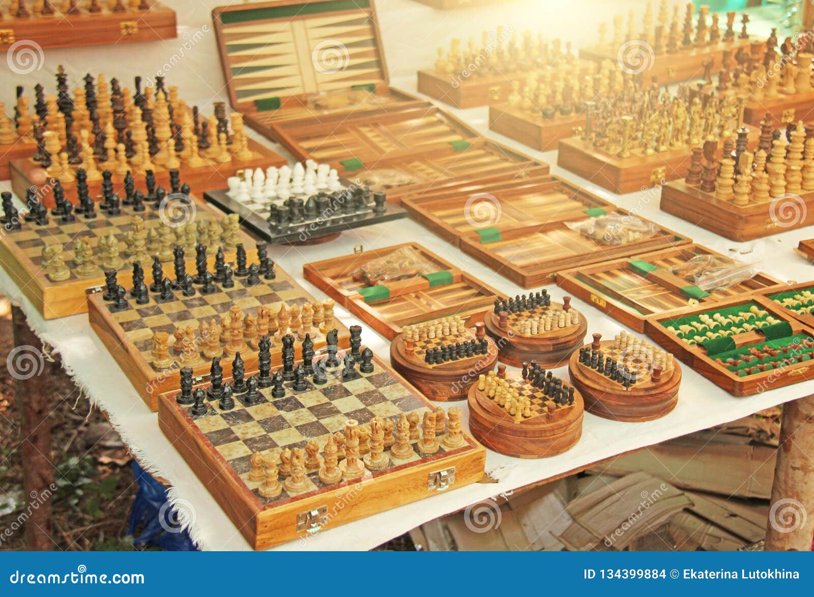 Schach und Backgammon werden im Basarmarkt in Indien verkauft Andenkengeschenk Indien Anjuna, GOA