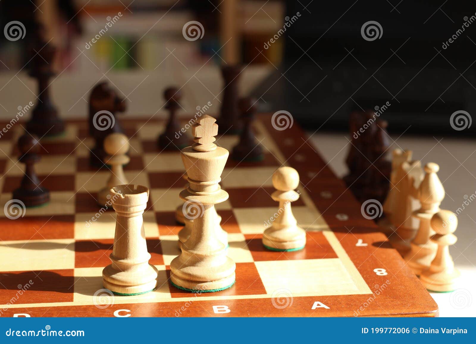 Schachhintergrund Spiel-Schach Online Spielen Des Schachs Mit Laptop