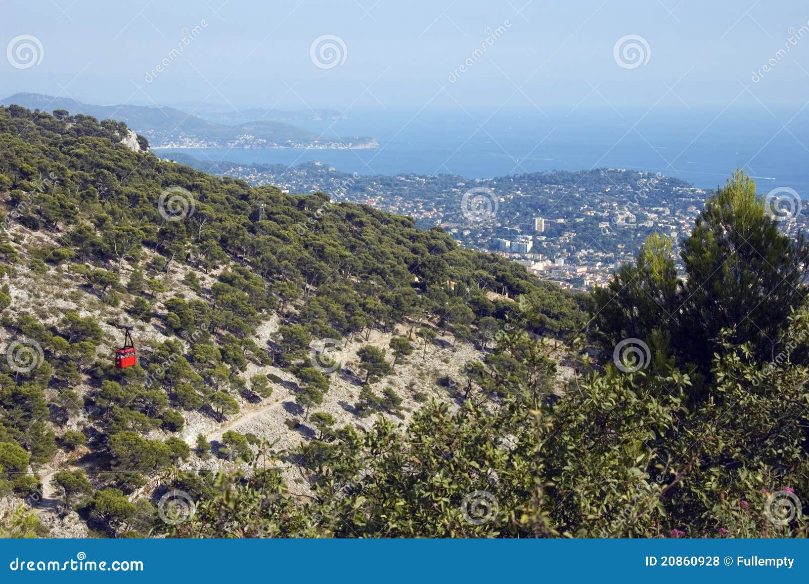 Schacht von Toulon und von Seilzug Faron. Roter Seilzug Faron und Ansicht des Schachtes von Toulon und von französischem Riviera laufen leer