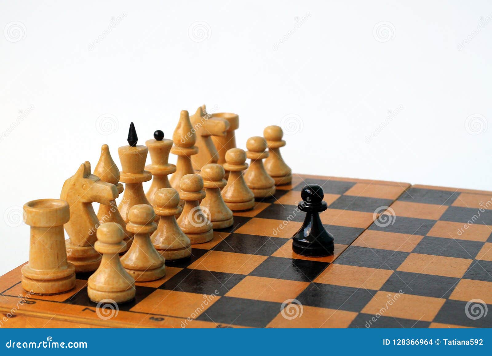 На шахматной доске осталось 5 белых фигур. Расстановка шахматных фигур Король и ферзь на доске. Шахматные фигуры ферзь Король на доске. Белый Король на шахматной доске. Как выглядит Король на шахматной доске.