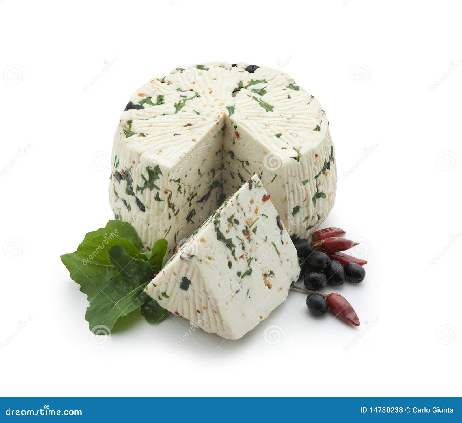 Schafe chees mit rotem Pfeffer, Rucola und schwarzem oliv. Pecorino - Schafe chees mit dem roten Pfeffer, Rucola und schwarzen Oliven, geschnitten auf weißem Hintergrund - mit Pfad