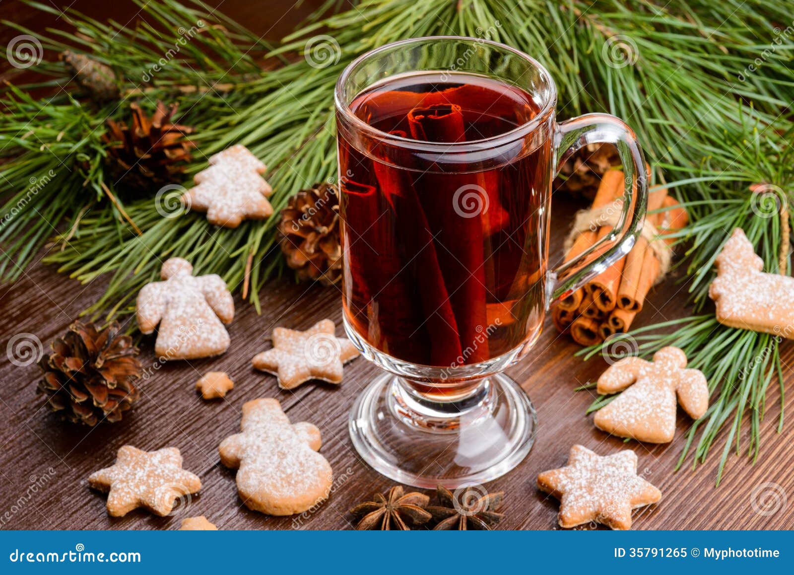 Schale Glühwein Und Plätzchen Stockbild - Bild von teil, jahreszeit ...