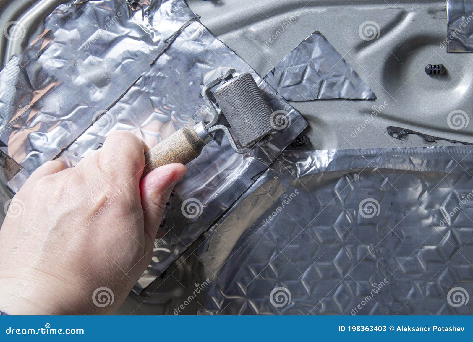 https://thumbs.dreamstime.com/z/schalld%C3%A4mmung-und-des-autos-installation-schalld%C3%A4mmungsmaterials-auf-dem-auto-198363403.jpg