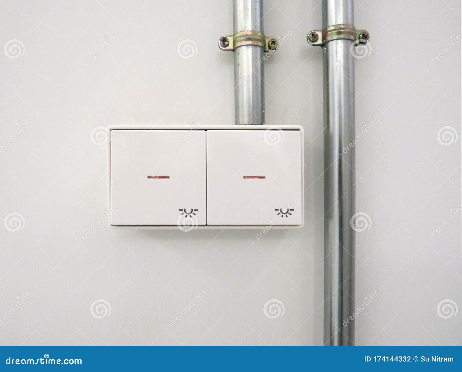 Schalter LIGHT Auf Weißen Wand- Und Metallrohren Industrieller Und Moderne  Design Stockfoto - Bild von inländisch, leuchte: 174144332