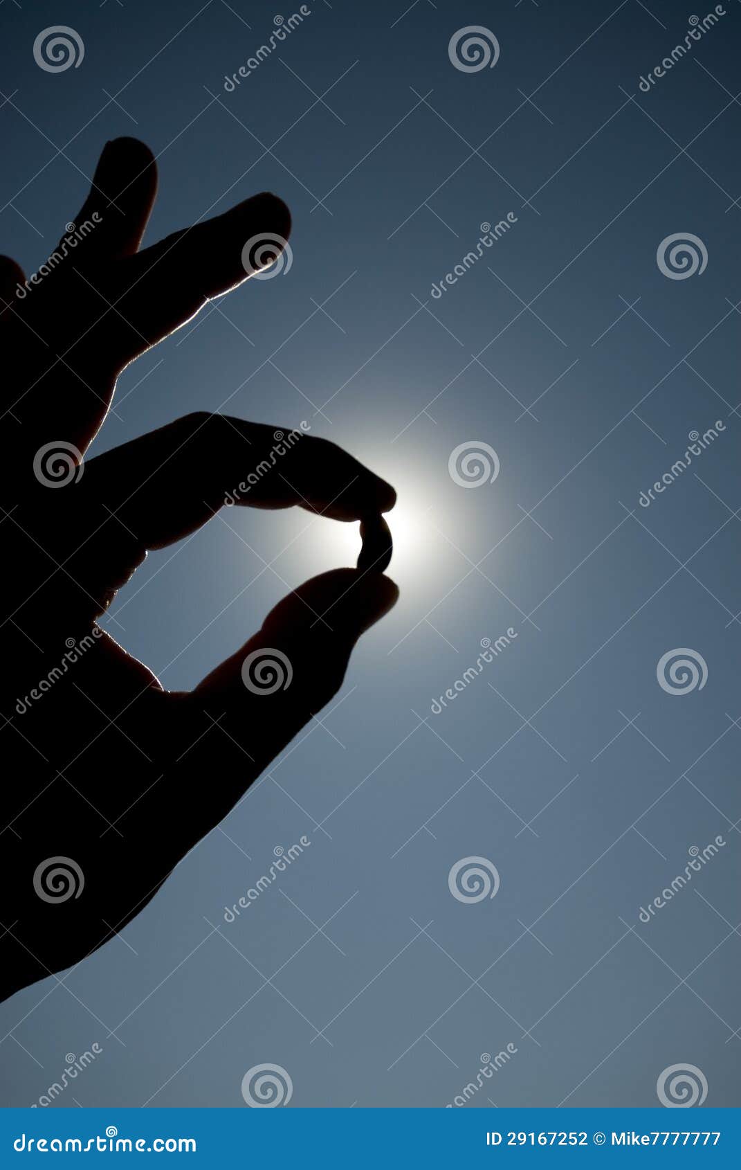 Schattenbild Der Hand Bohne Anhalten Stockfoto - Bild von sonne, finger