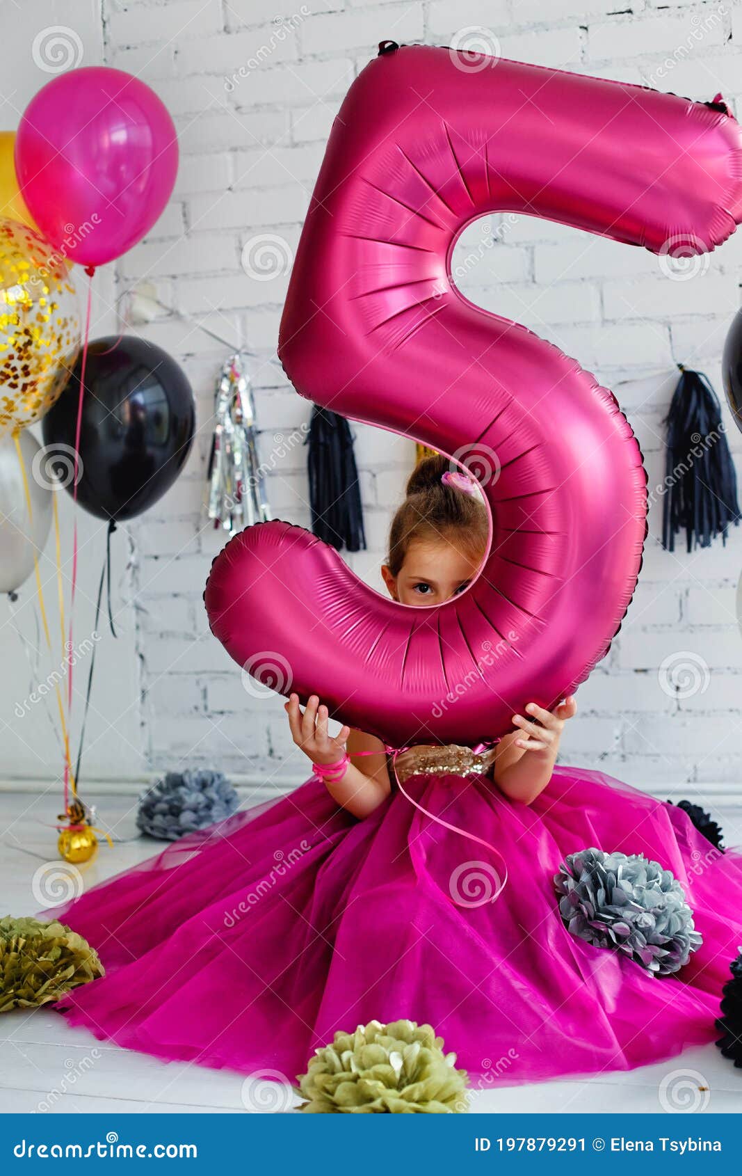 Schattig Meisje Met Donker Haar In Een Mooie Jurk En Ballonnen Voor Haar  Verjaardag. Kind 5 Jaar Oud Stock Afbeelding - Image Of Gelukkig, Vliegen:  197879291