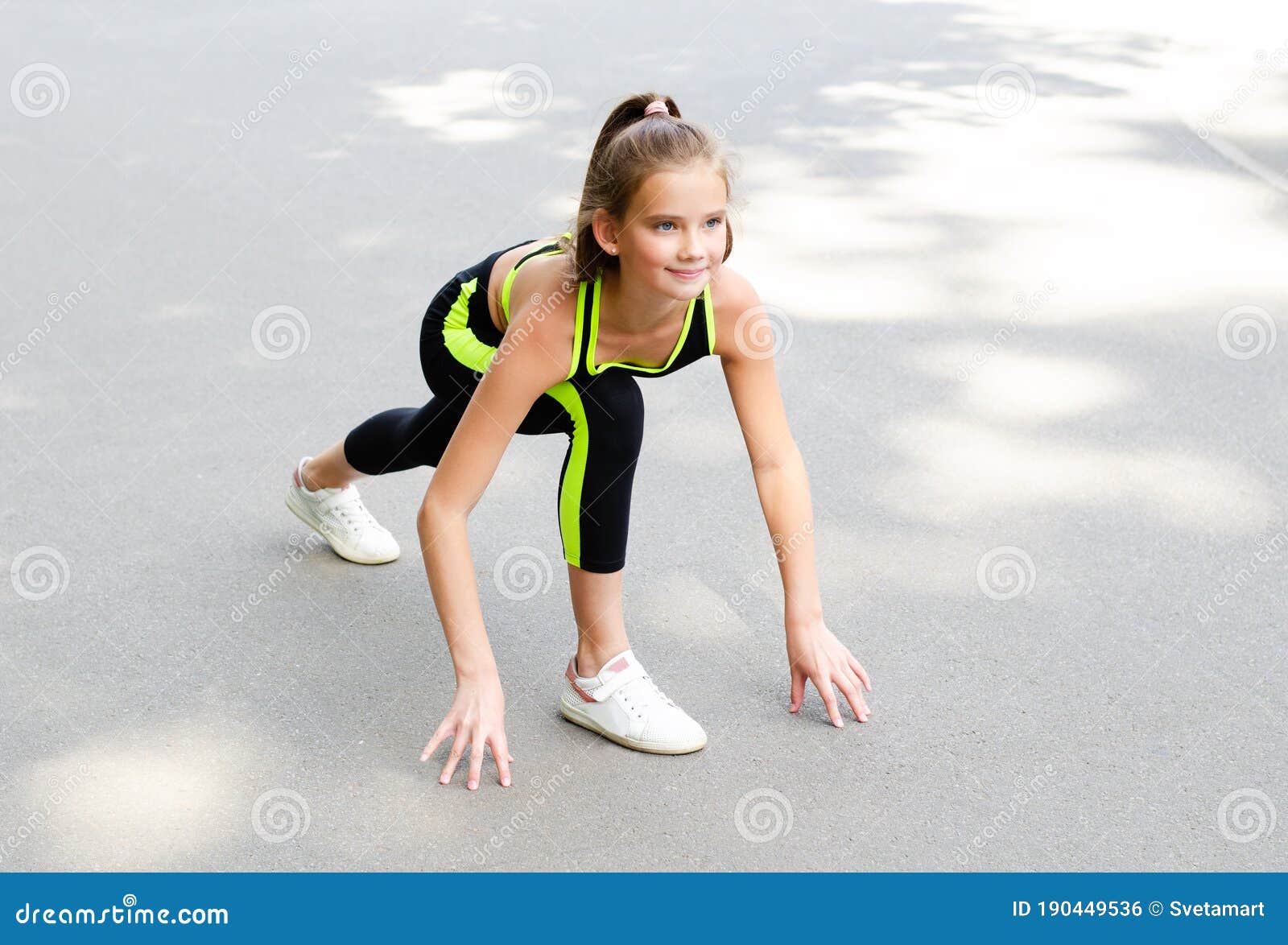 Antipoison Beringstraat stoeprand Schattig Meisje in Sportkleding Begint Op De Rails Te Lopen Stock Foto -  Image of sportief, mensen: 190449536
