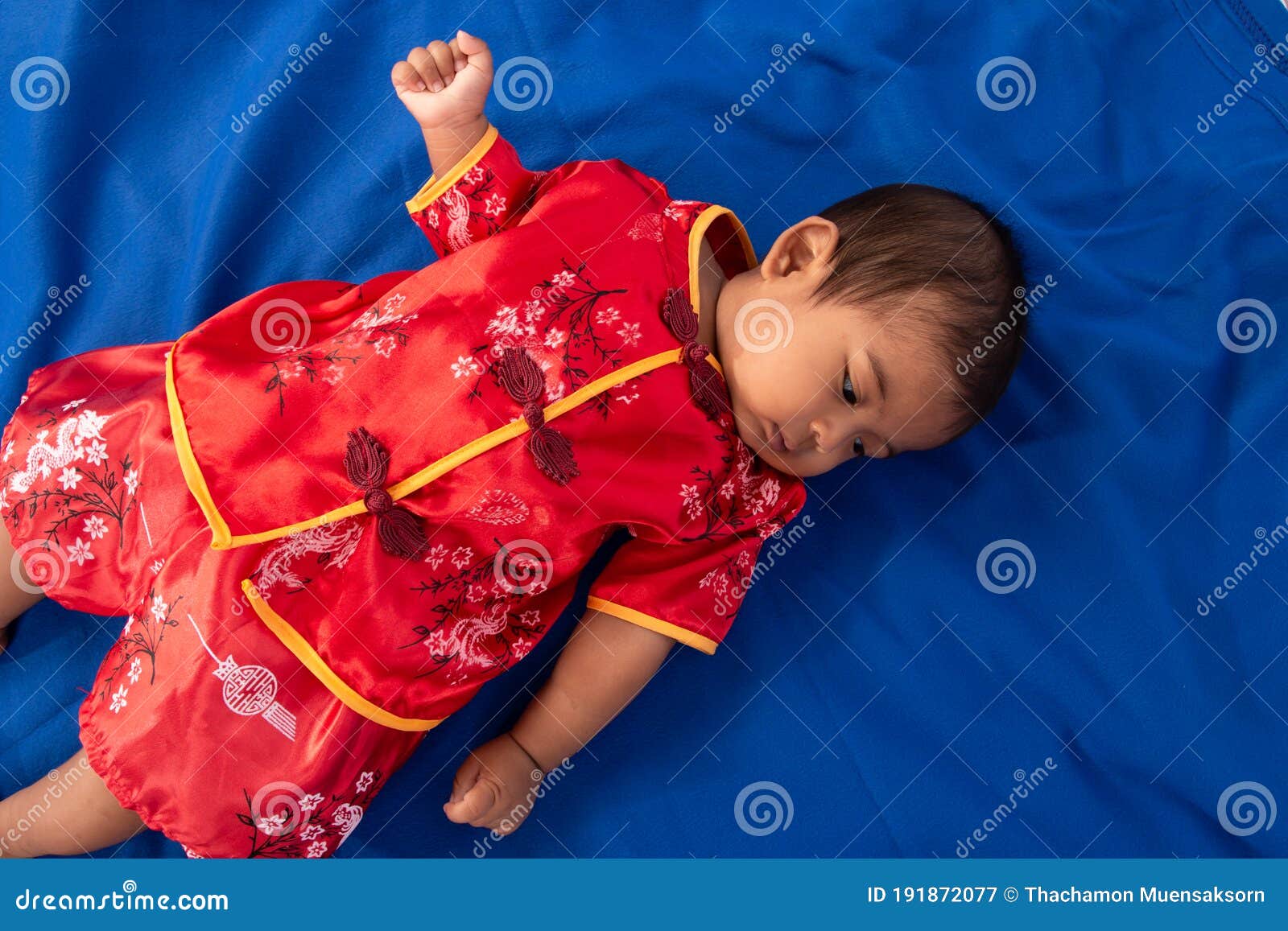 rol Komkommer Portaal Schattige Kleine Aziatische Baby in Chinese Kleding Stock Afbeelding -  Image of mooi, gelukkig: 191872077