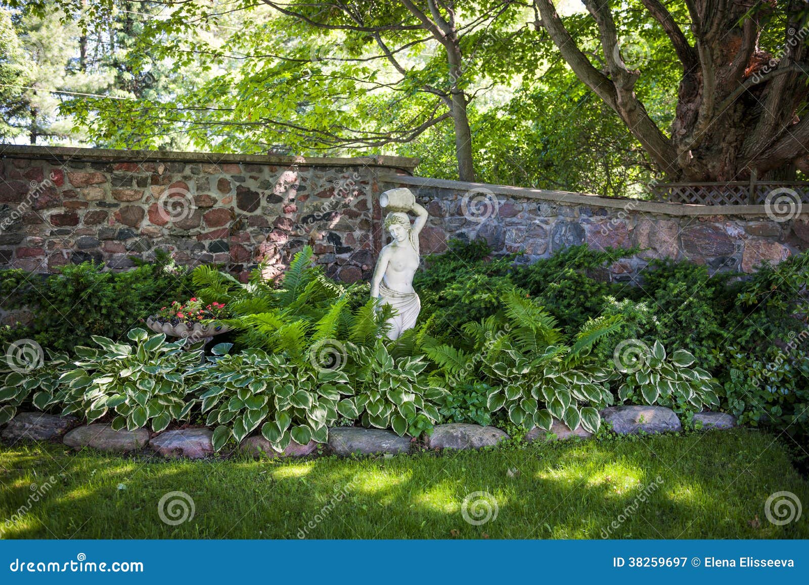 Schattiger Beständiger Garten Lizenzfreie Stockfotografie