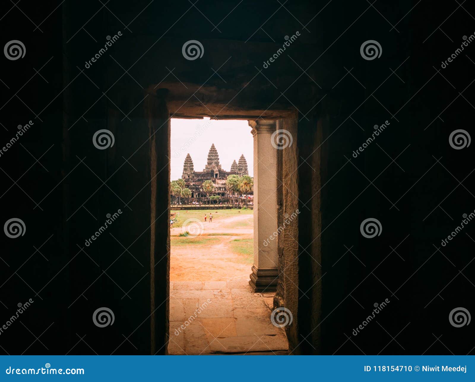 Schauen Sie heraus die Tür und sehen Sie das Angkor Wat, Siem Reap, Kambodscha