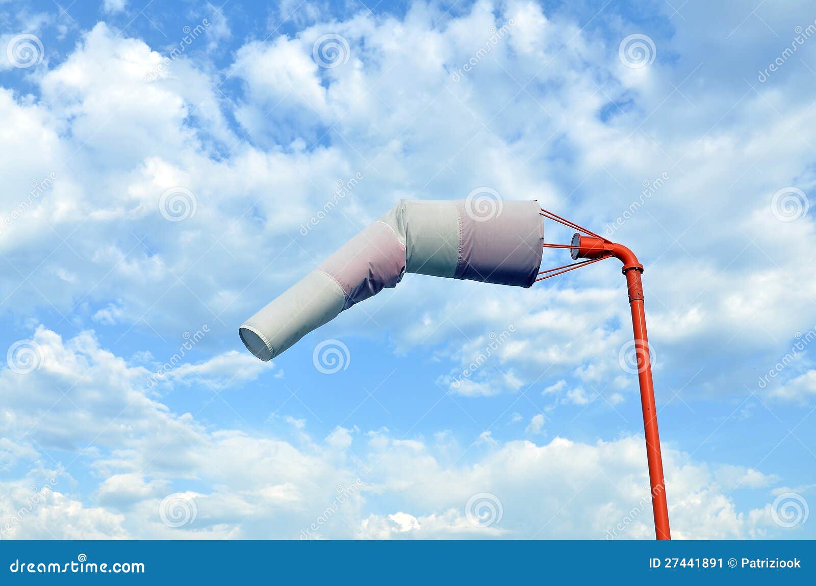 Schauzeichen für Hubschrauber-Landeplatz. Schauzeichen des Windhubschrauber-landeplatzes auf bewölktem Himmel des Hintergrundes