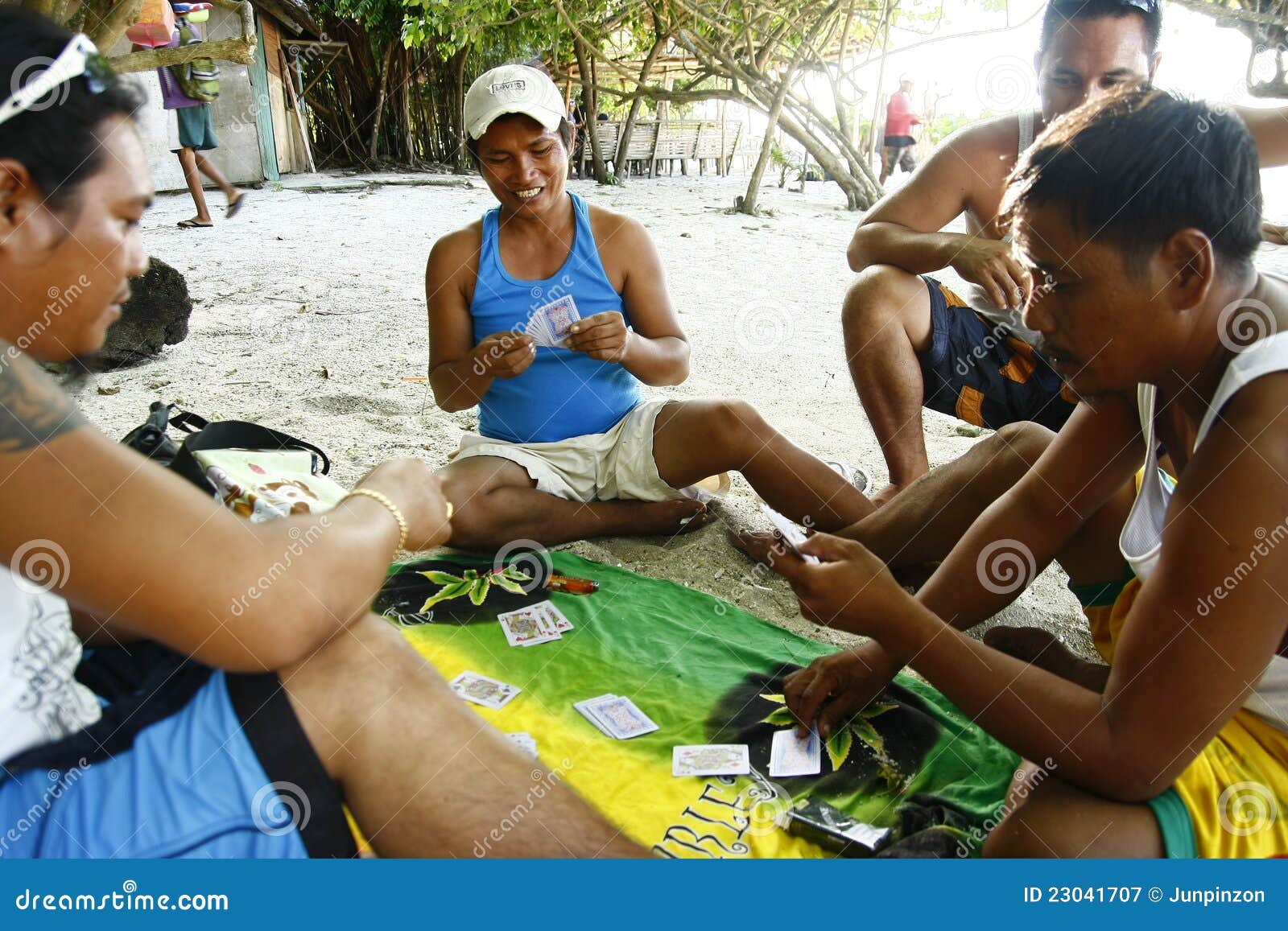 Schede di gioco dei Locals della spiaggia di Boracay. Una foto dei locals di Boracay che si distendono e che giocano un gioco di scheda dalle spiagge dell'isola di Boracay, Filippine