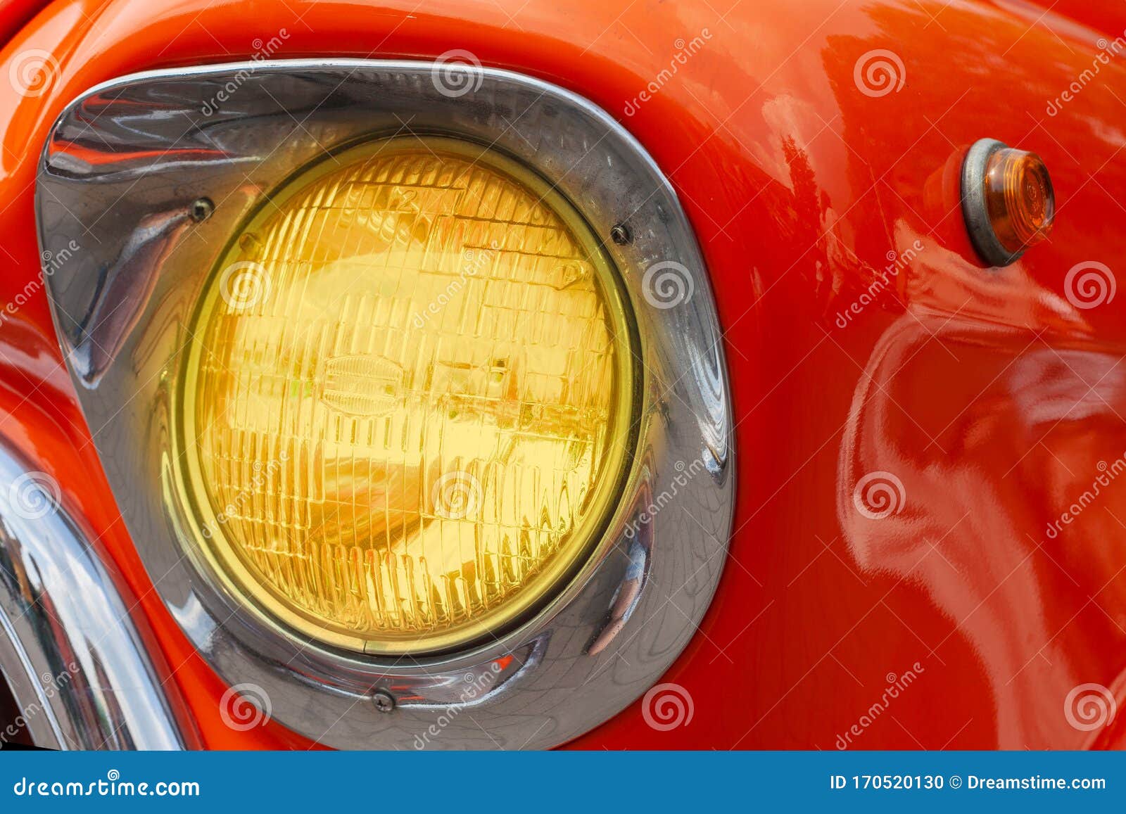 Scheinwerfer Auf Orange Retro- Auto Stockfoto - Bild von farbe