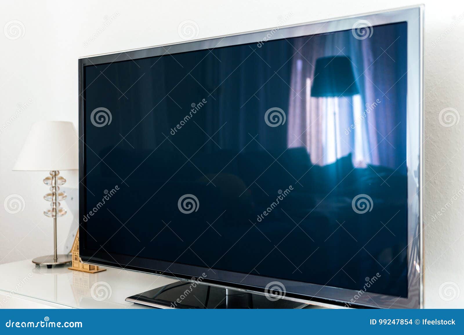 Schermo Moderno Del Plasma OLED 4k Della TV in Salone Fotografia Stock