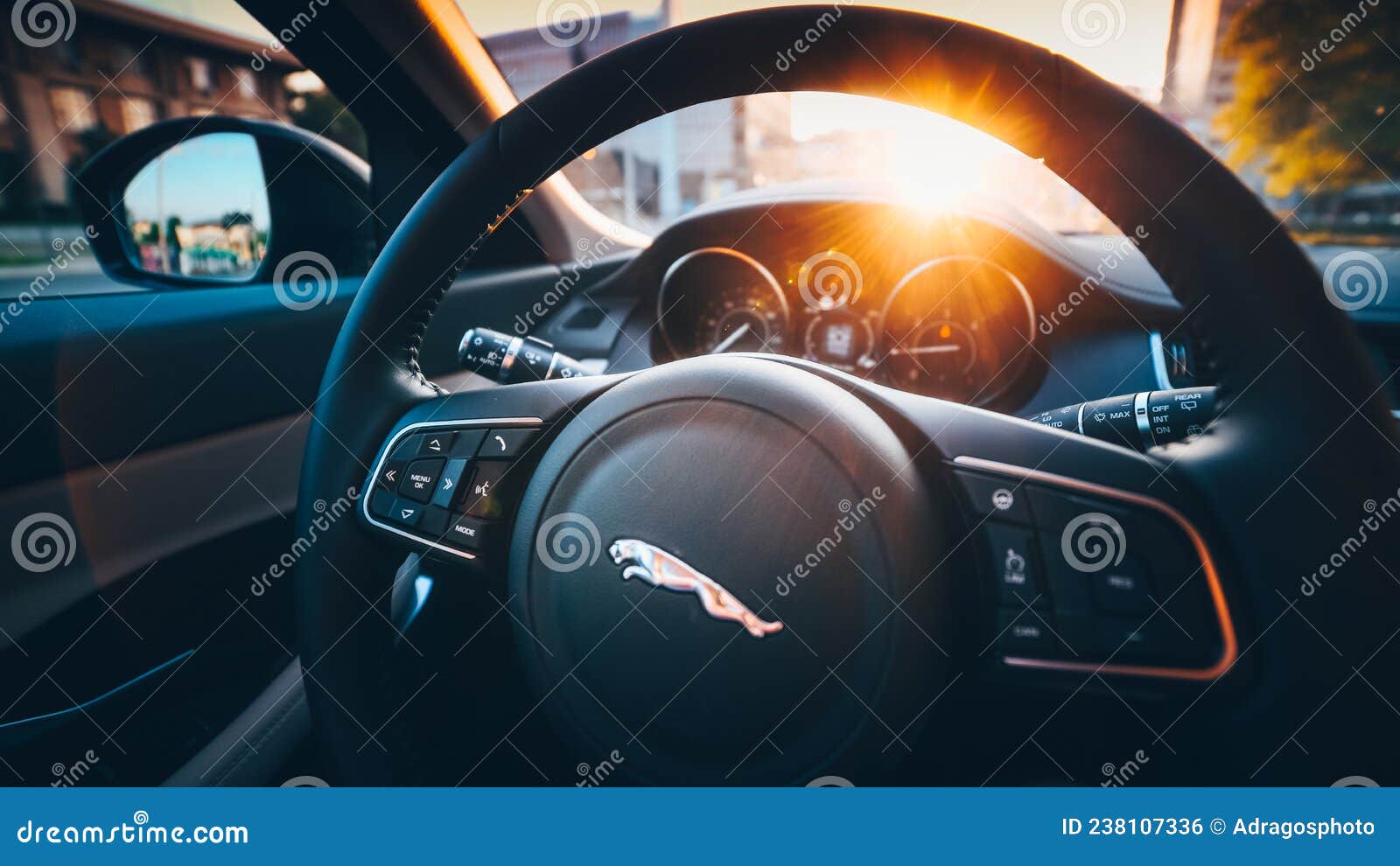 Schermo Strumentale a Grappolo E Volante Di Un'auto Di Lusso a Distanza  Giaguare Fotografia Editoriale - Immagine di conducente, direzione:  238107336