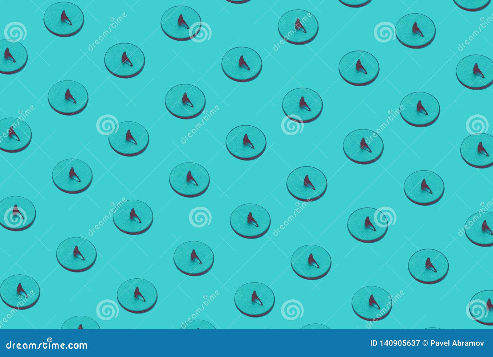 Scherpe kantoorbehoeftenknoop op blauwe achtergrond Patroon voor uw ontwerp. De scherpe knoop van de metaalkantoorbehoeften op blauwe achtergrond Patroon voor uw ontwerp