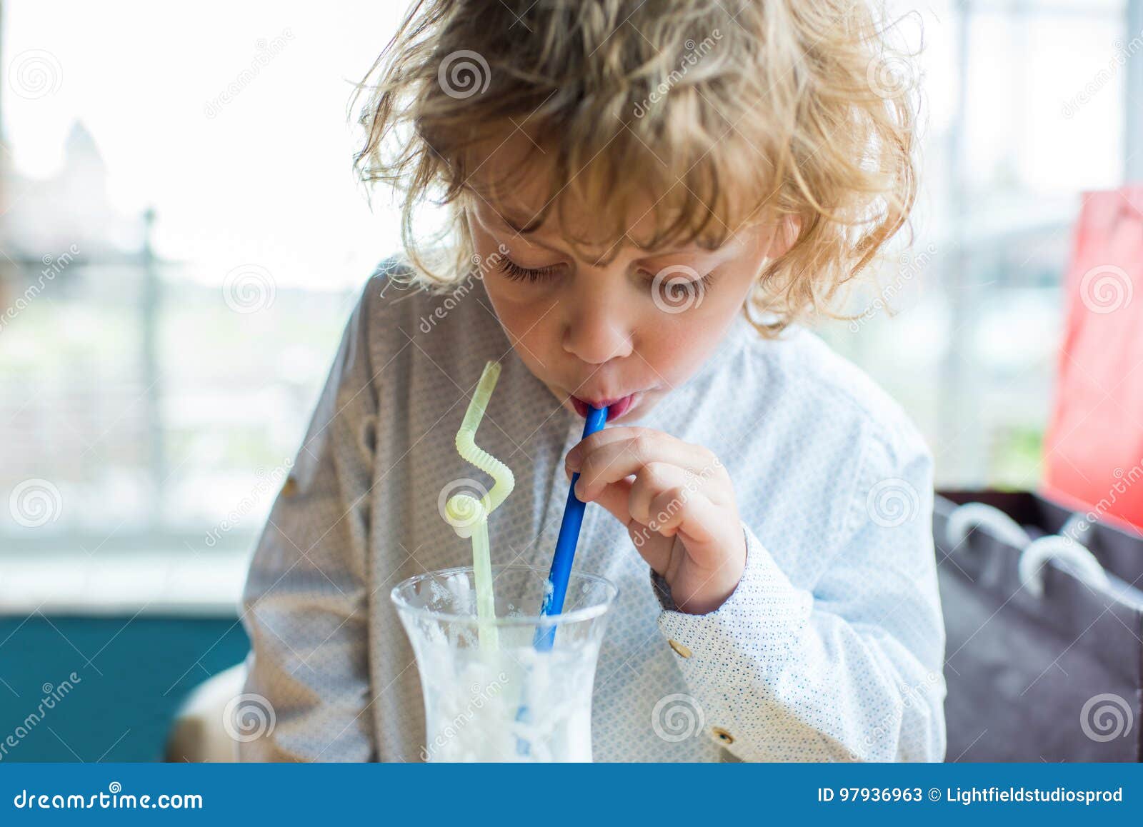 Дети пьют коктейли. Мальчик с молочным коктейлем. Мальчик пьет молочный коктейль. Картинки дети молоко коктейль. Дети пьют молочный коктейль.