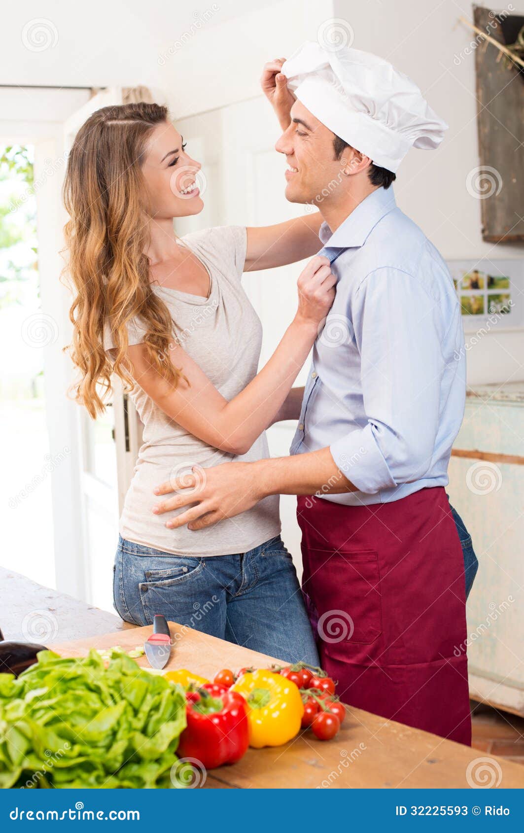 Пока жена готовит муж. Фото счастливых пар на кухне. Парень и еда авки.