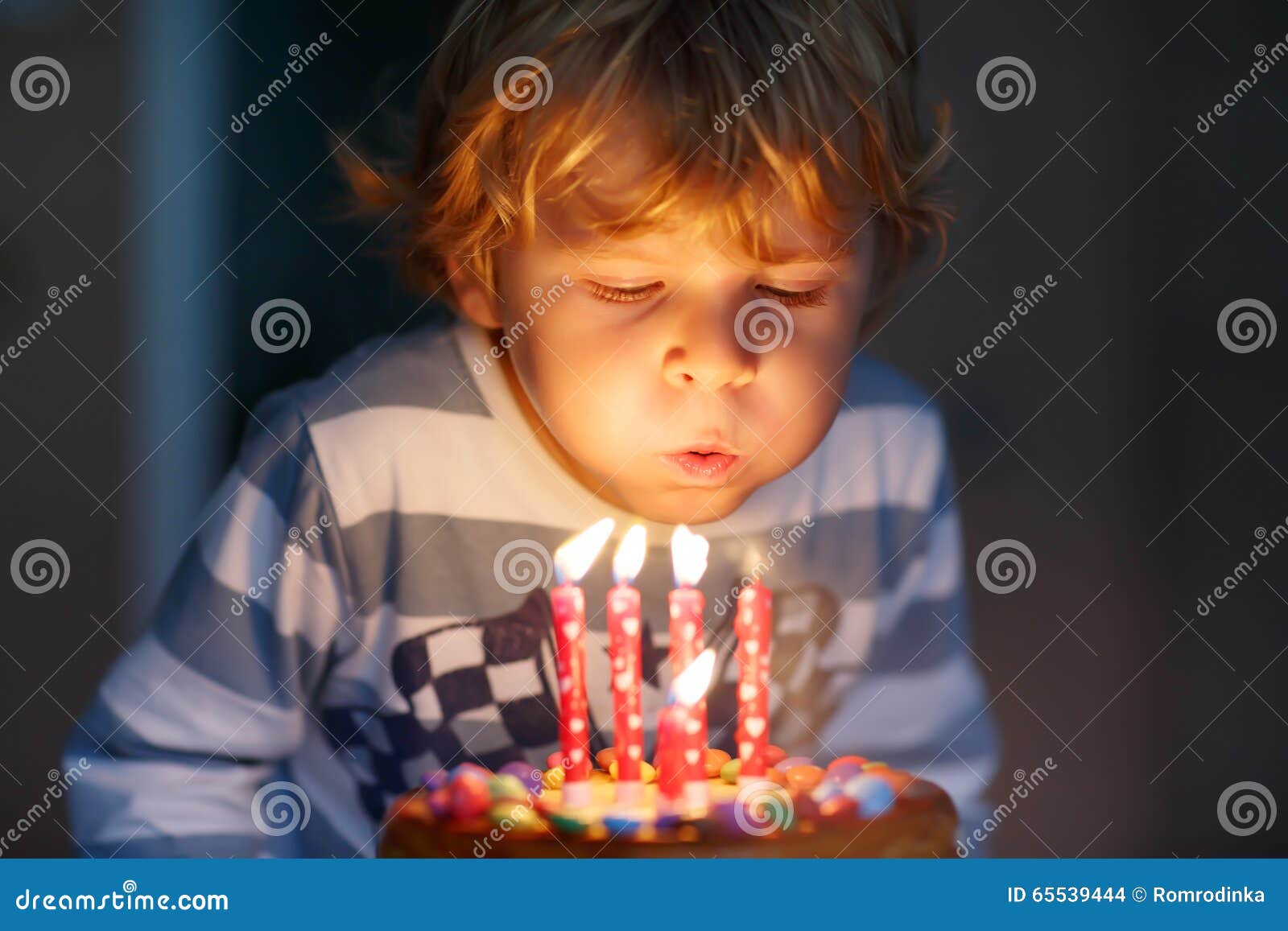 Scherzi Il Ragazzo Che Celebra Il Suo Compleanno E Che Soffia Le Candele  Sul Dolce Fotografia Stock - Immagine di infanzia, festa: 65539444