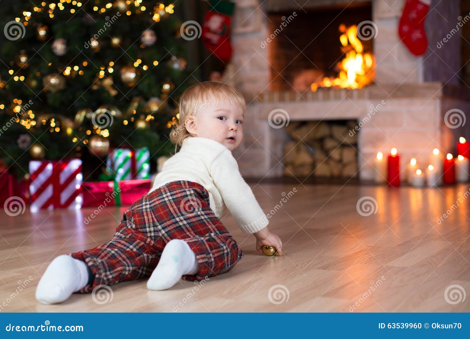 Scherzi Regali Di Natale.Scherzi Strisciare Ai Regali Che Si Trovano Sotto L Albero Di Natale Fotografia Stock Immagine Di Scuro Cute 63539960