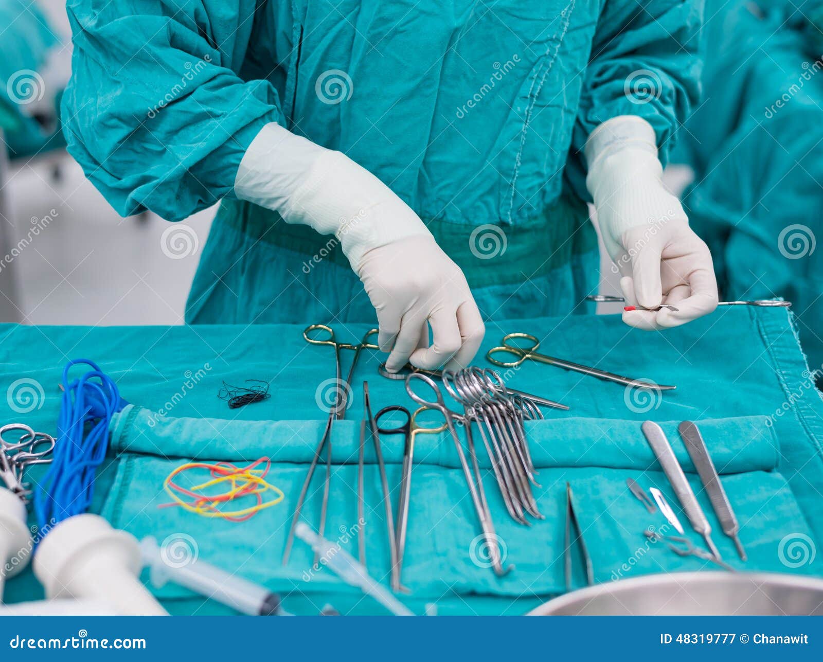 Подготовка к хирургической операции. Хирургические инструменты в операционной. Хирургические инструменты операционный стол. Медицинский инструмент в операционной.