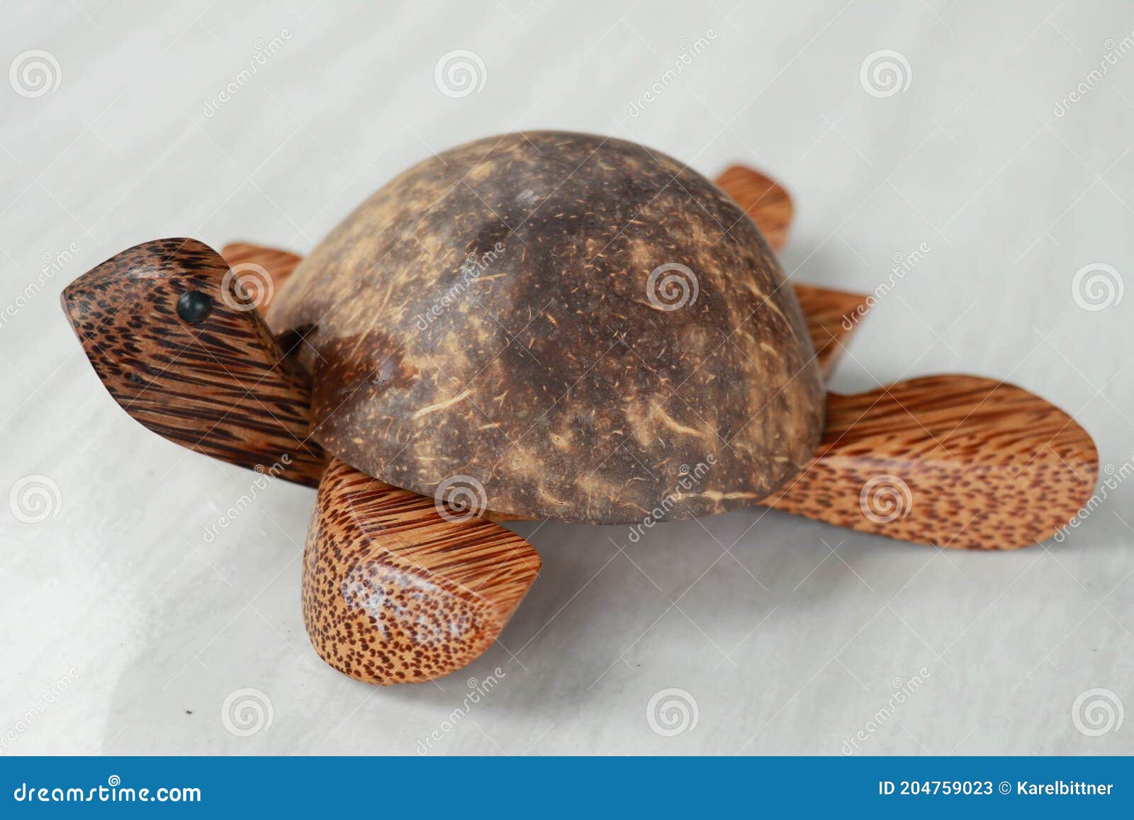 Schildkröte Formte Den Aschenbecher, Der Vom Ton Geschaffen Wurde, Der Auf  Weiß Isoliert Wurde. Kokosnusspalmenholz Aschenbechersc Stockbild - Bild  von metall, planke: 204759023