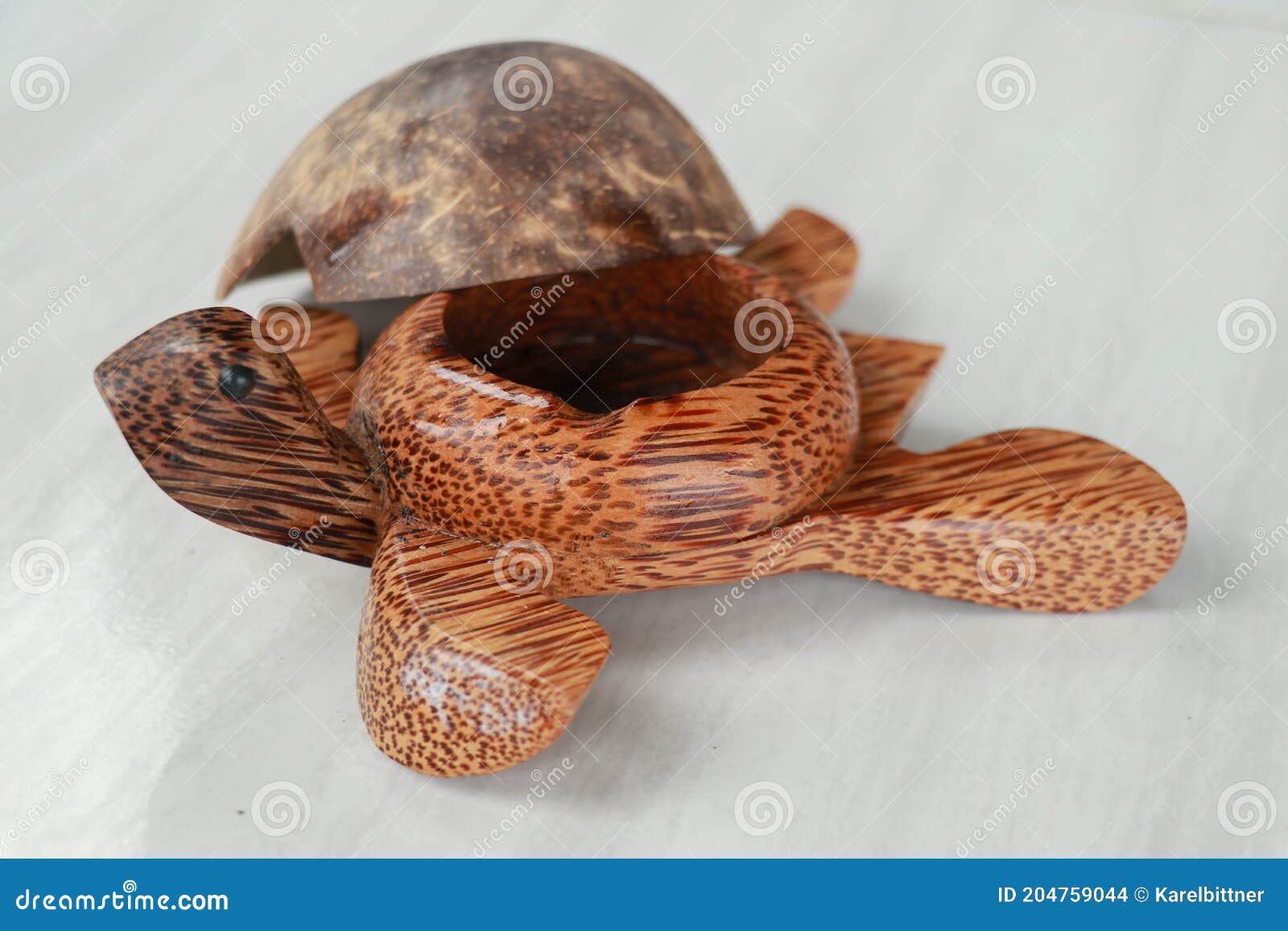 Schildkröte Formte Den Aschenbecher, Der Vom Ton Geschaffen Wurde, Der Auf  Weiß Isoliert Wurde. Kokosnusspalmenholz Aschenbechersc Stockfoto - Bild  von zeichnungen, nett: 204759044