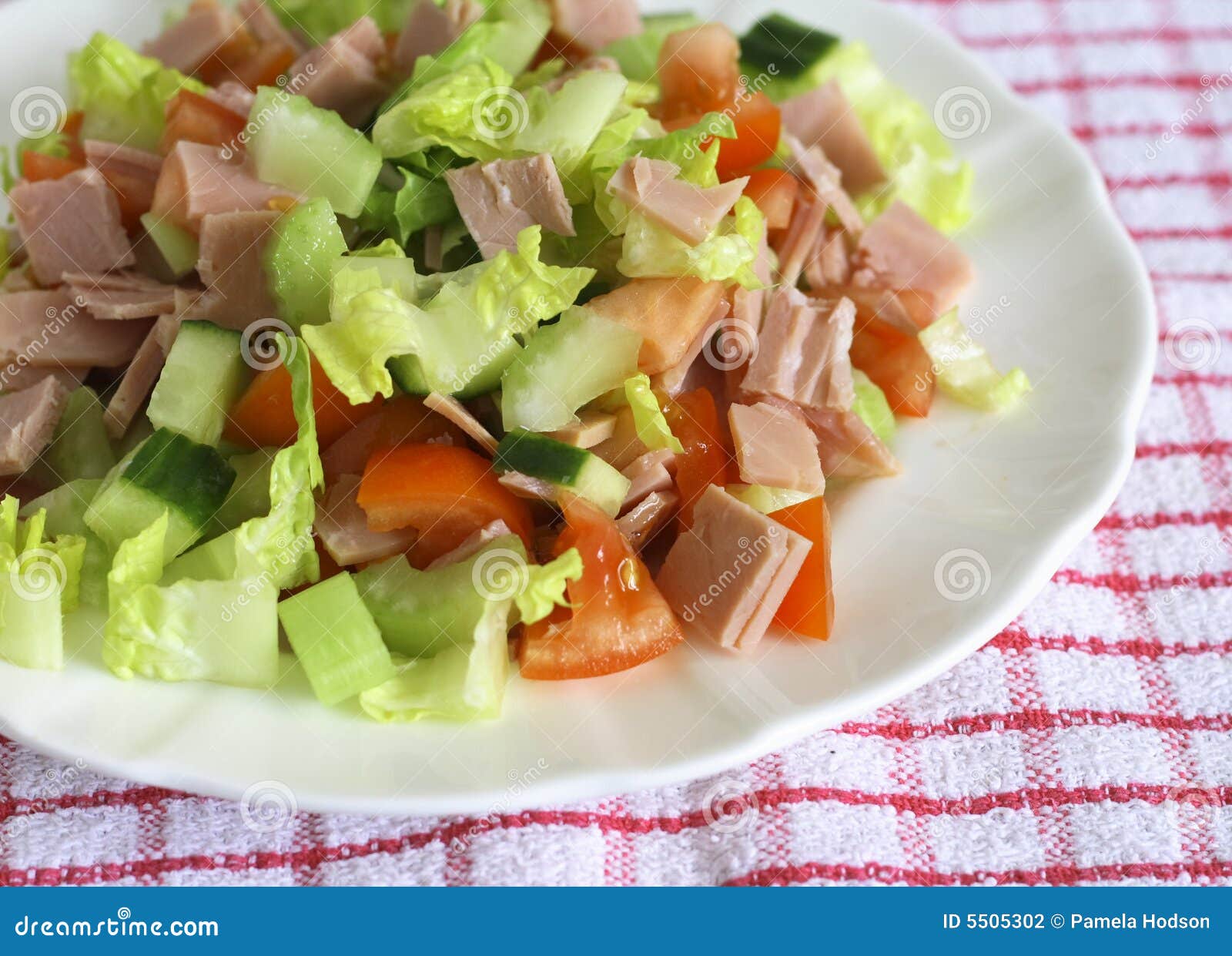 Schinkensalat stockfoto. Bild von gemüse, mittag, gewürfelt - 5505302