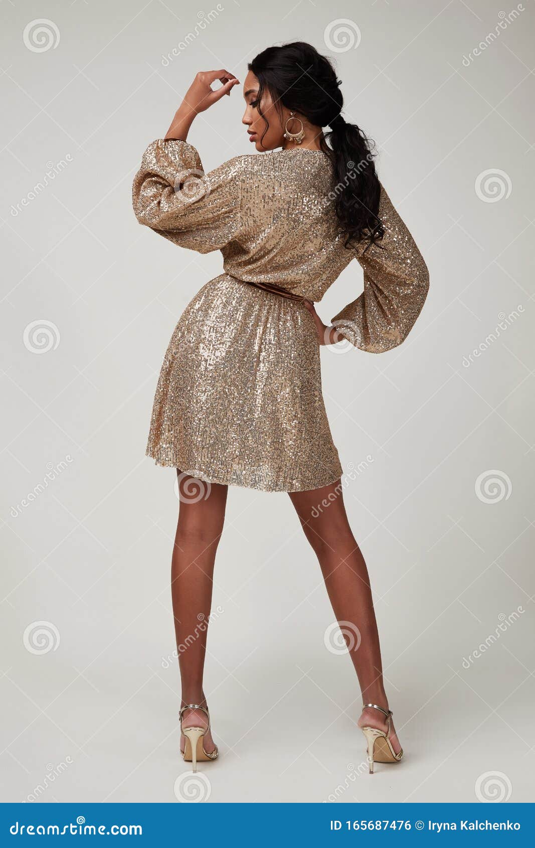 Schots stijl Kinderrijmpjes Schitterende Sexy Dame Modevrij Vrouwenmodel Poseren Schijn Gouden Zijde  Schitterende Kleding Voor Het Opvangen Van Kleding Voor Stock Foto - Image  of kleren, code: 165687476