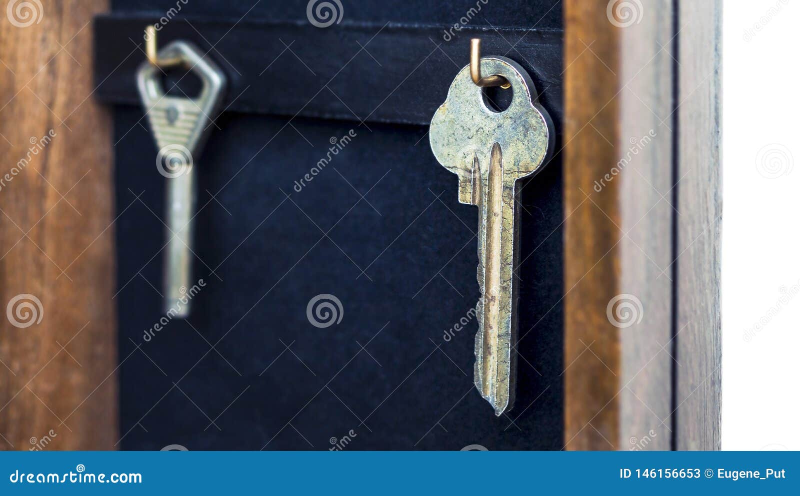 Schlüssel, Die an Den Goldenen Haken in Einem Wand-Schlüssel