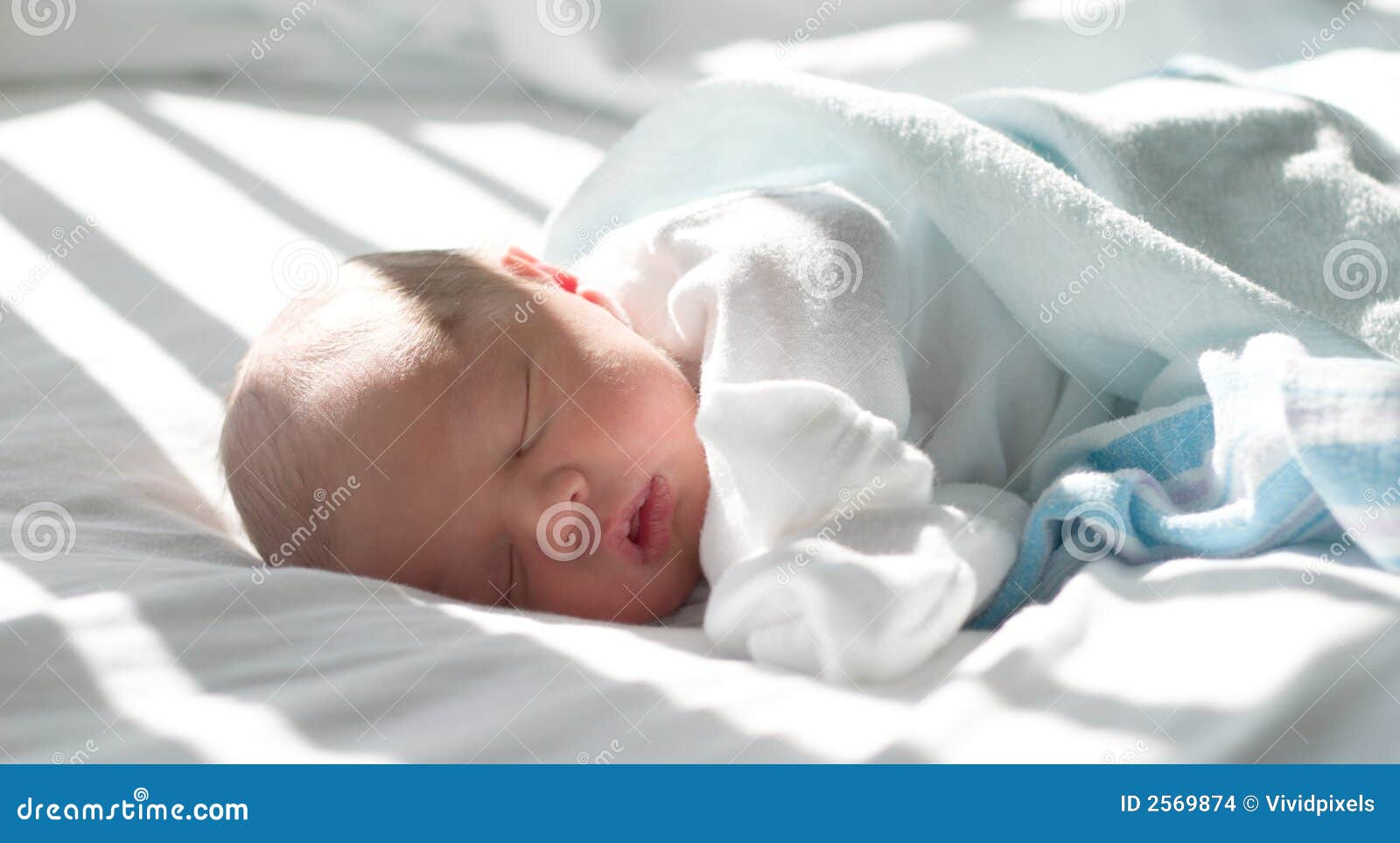 Schlafen durch das Fenster stockfoto. Bild von obacht