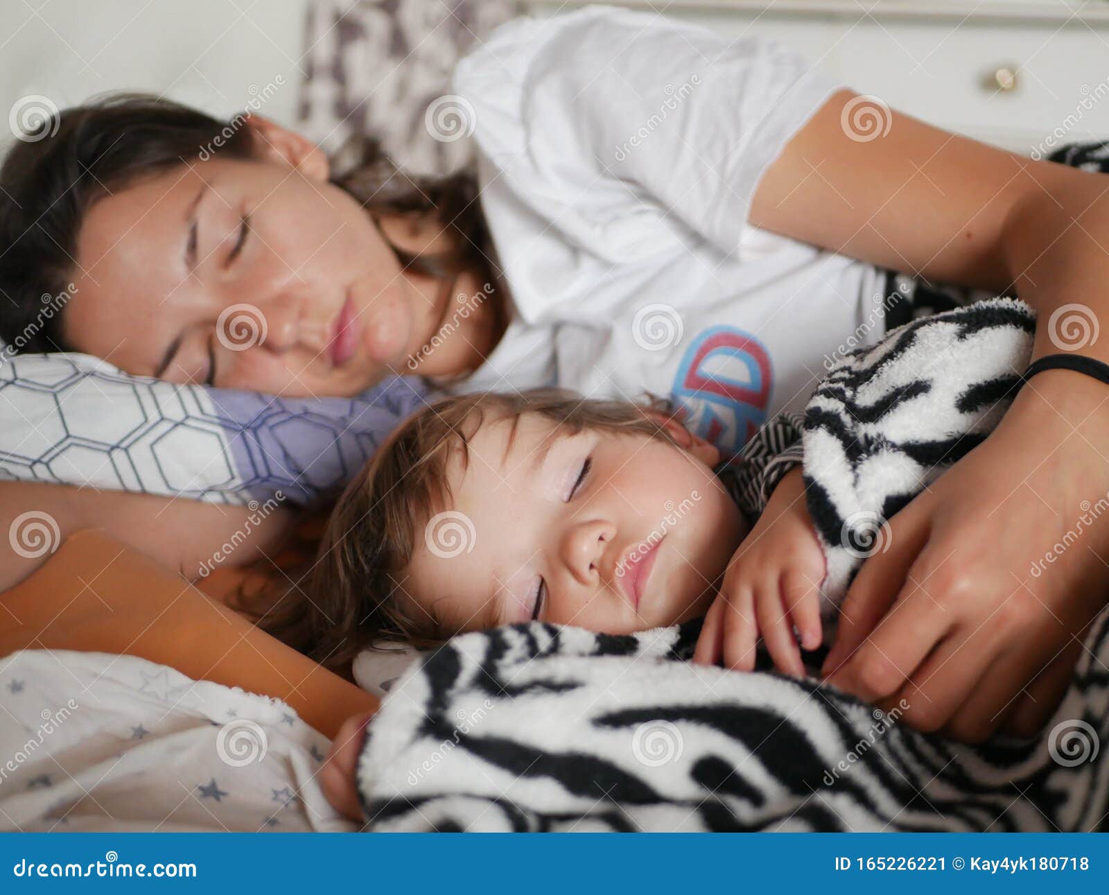 Schlafende Mutter Umarmte Ein Schlafendes Baby Mutter Und Ihr Kleiner Sohn Schlafen In Einem Grossen Bett Und Verstecken Sich In E Stockbild Bild Von Junge Bett 165226221